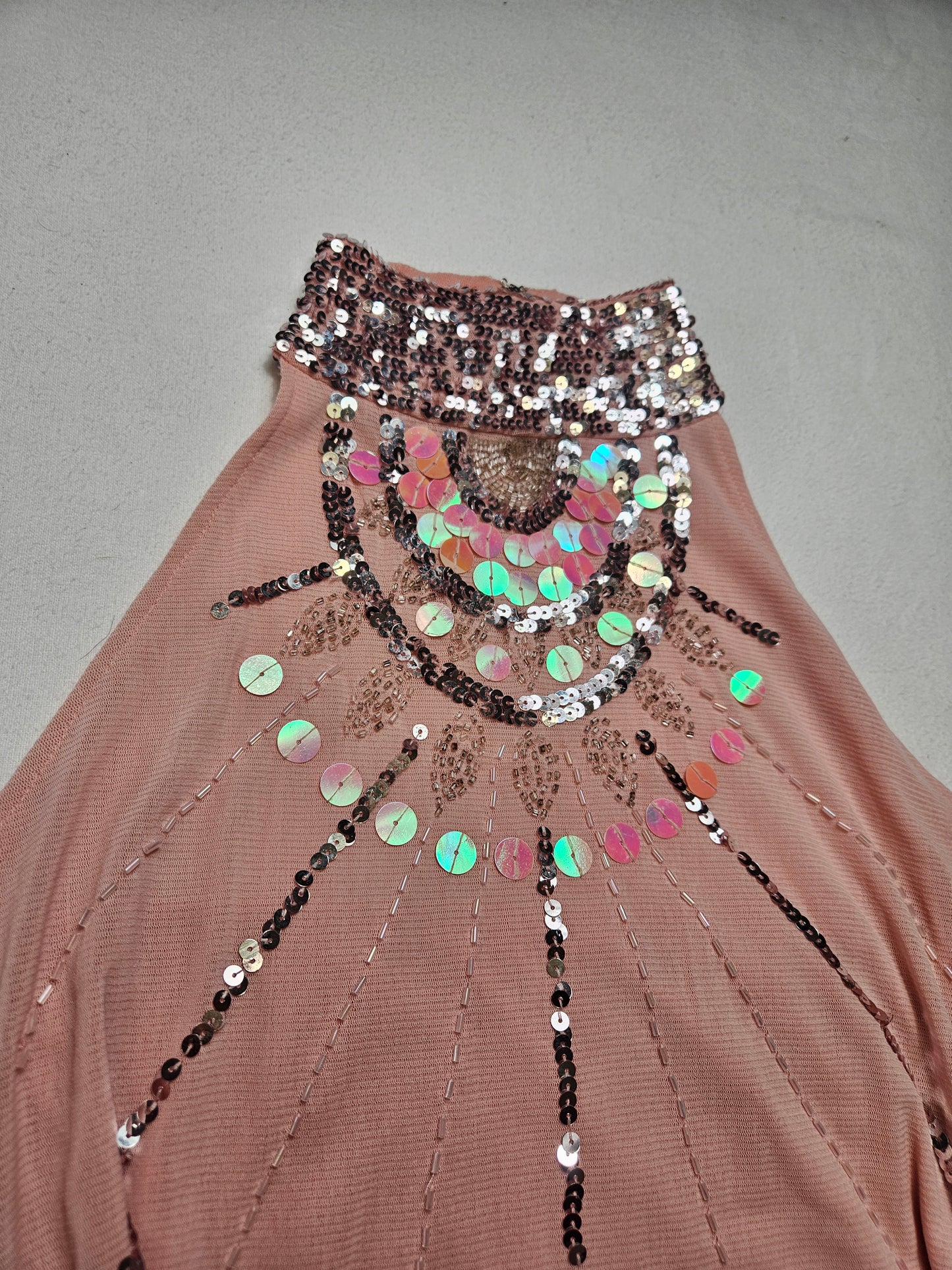 Dos nu en voile brodé de perles et sequins