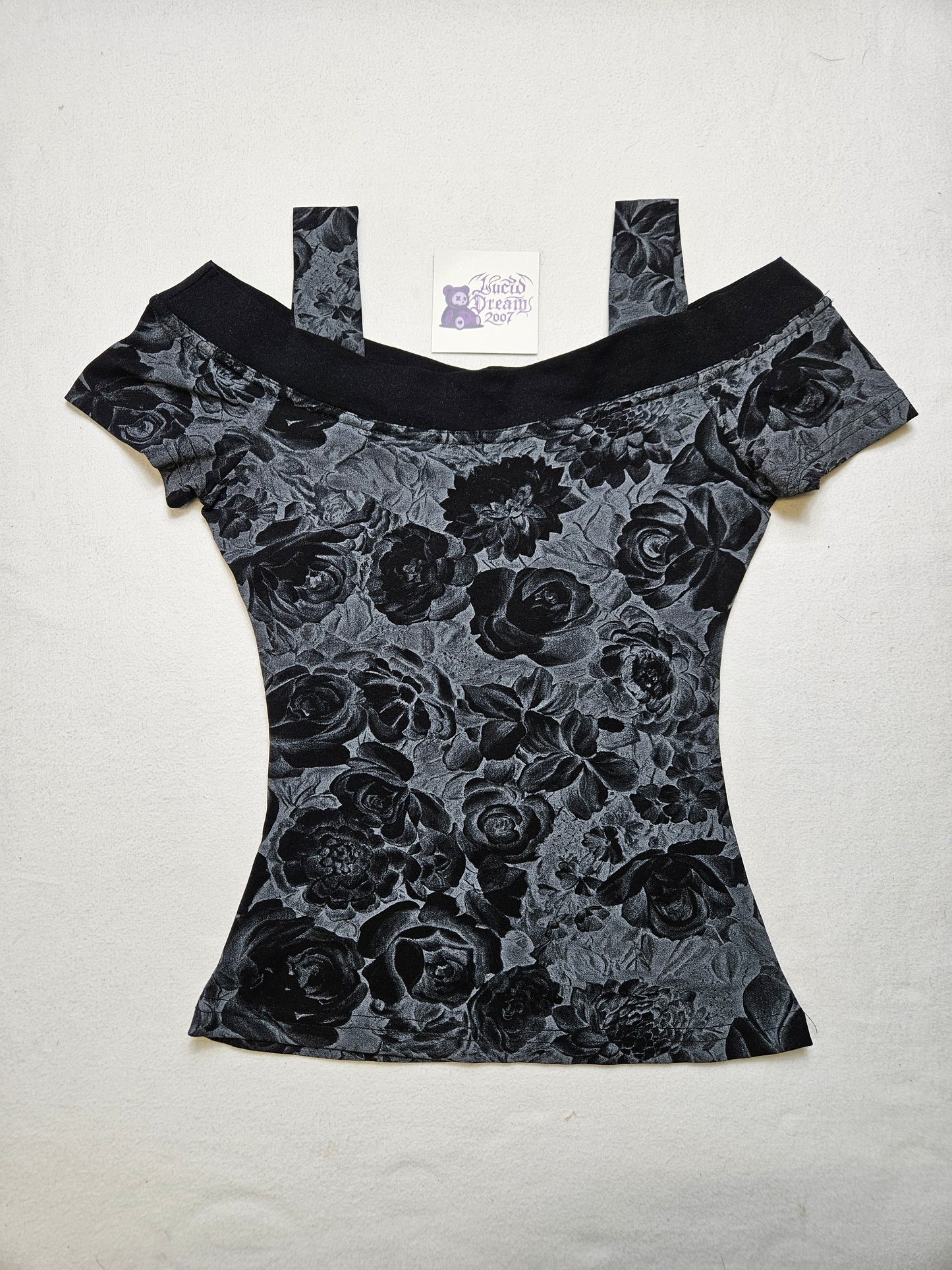 Haut à motif floral tons gris et noirs