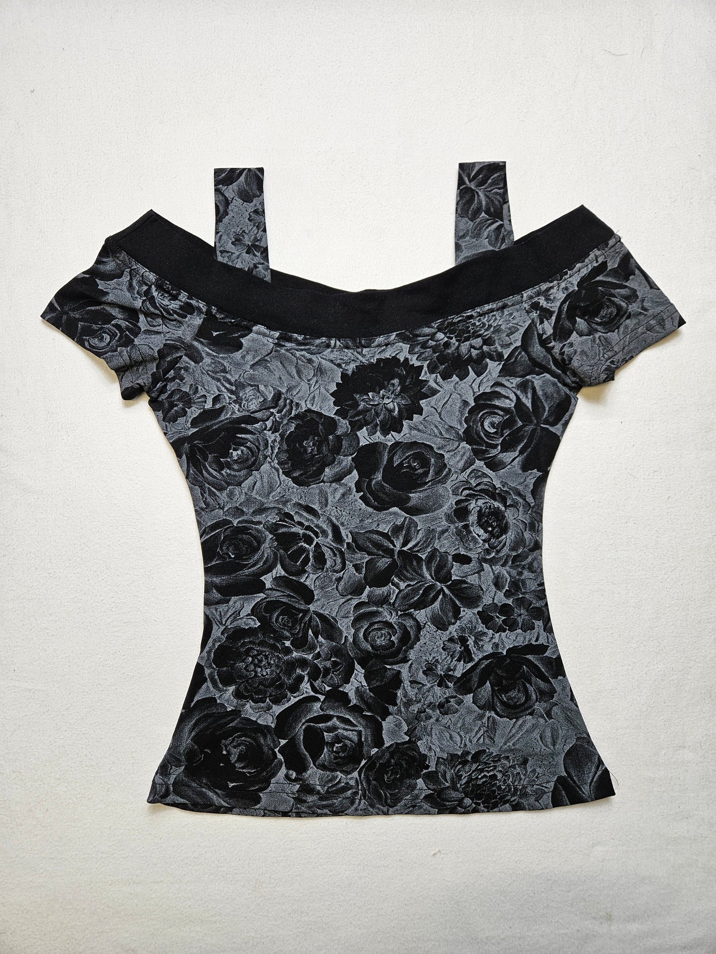 Haut à motif floral tons gris et noirs