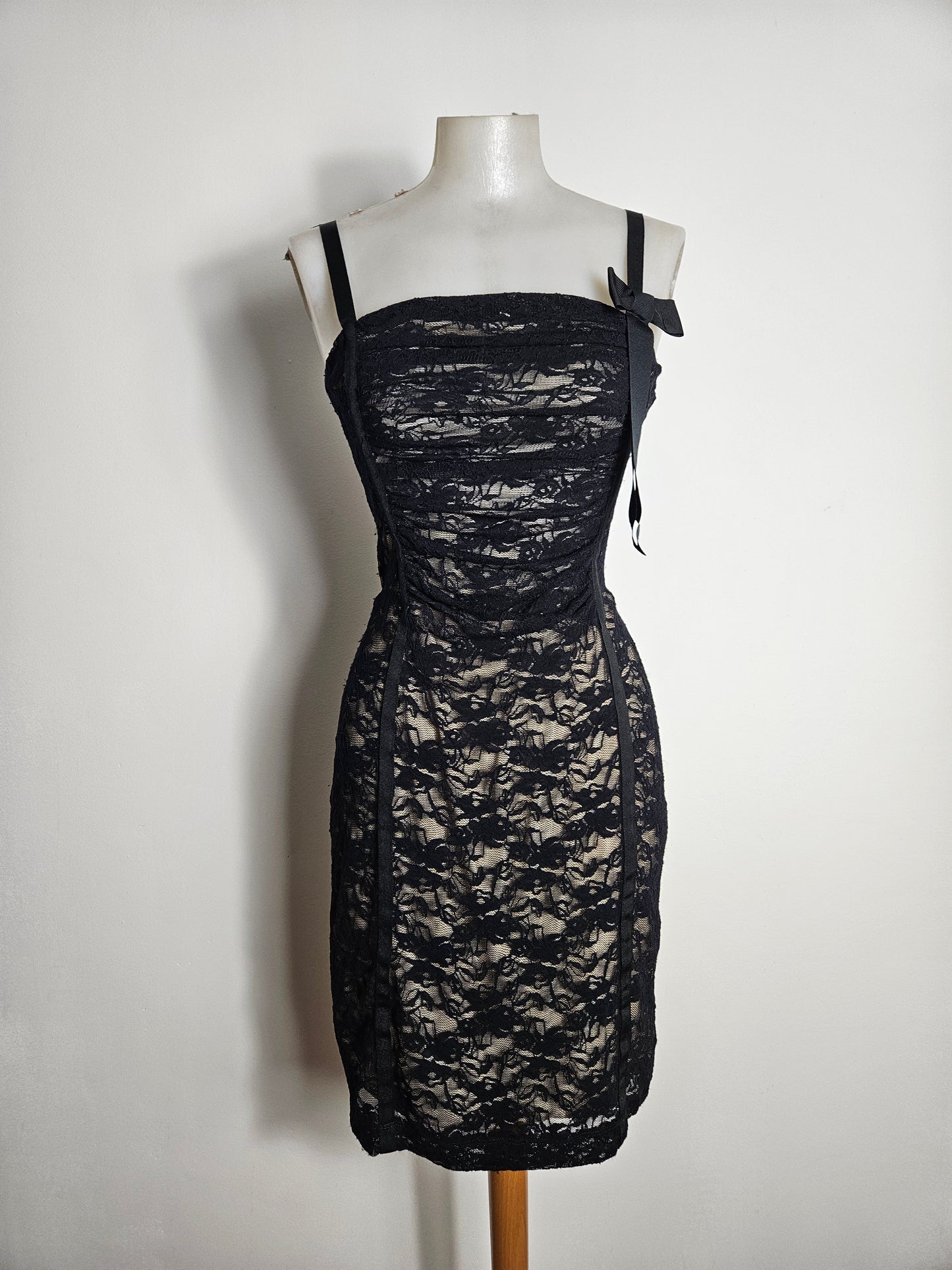 Robe en dentelle noire sur fond beige