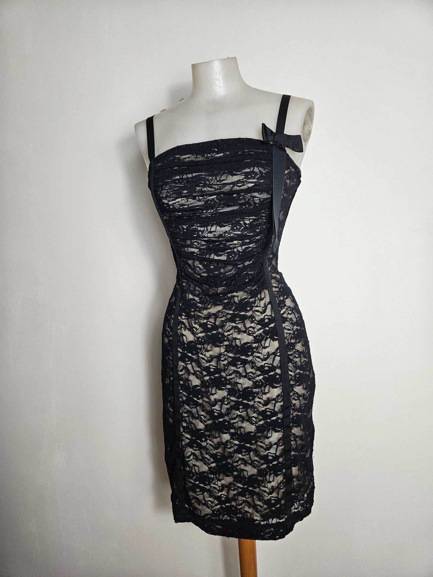Robe en dentelle noire sur fond beige