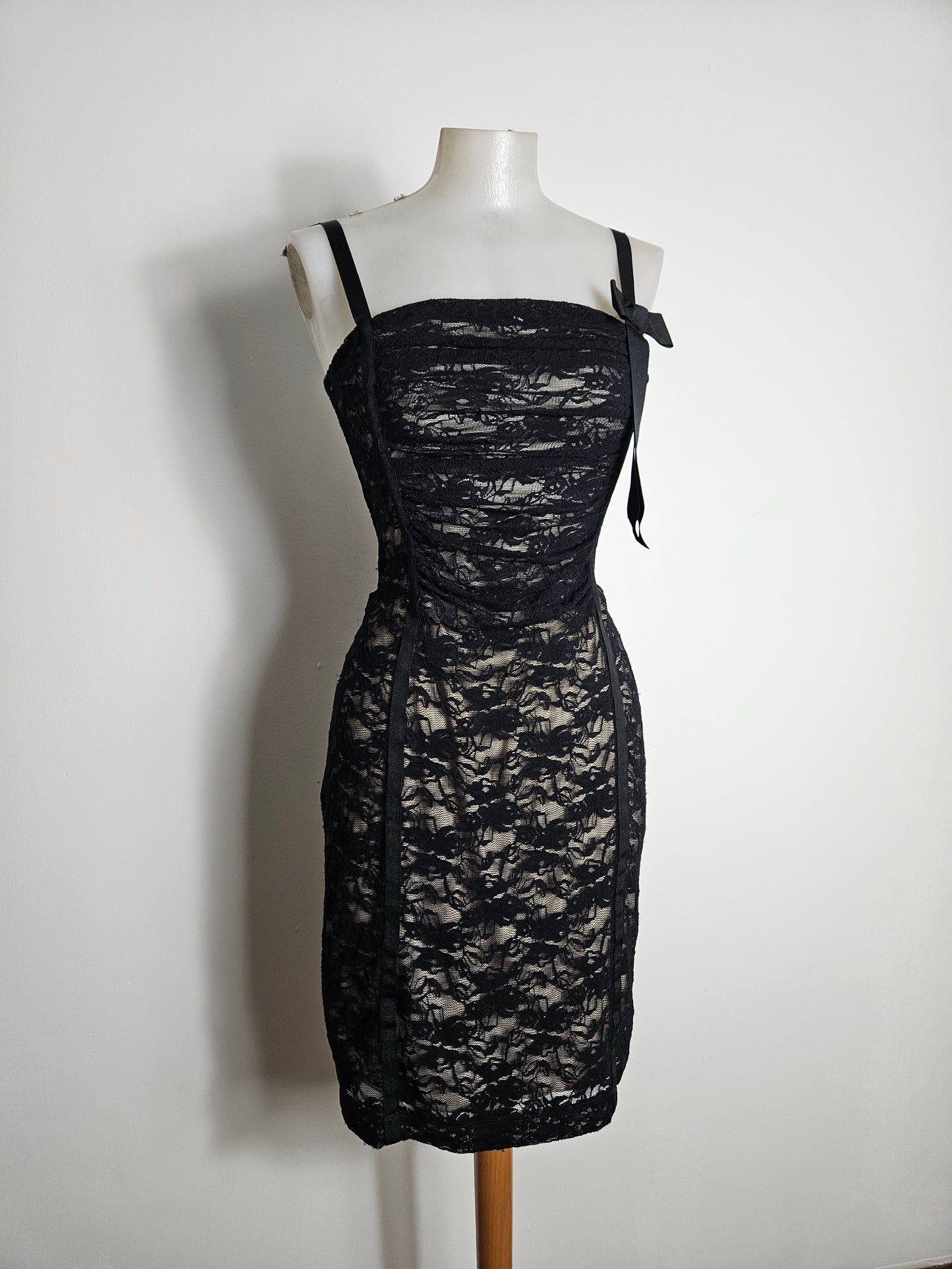 Robe en dentelle noire sur fond beige