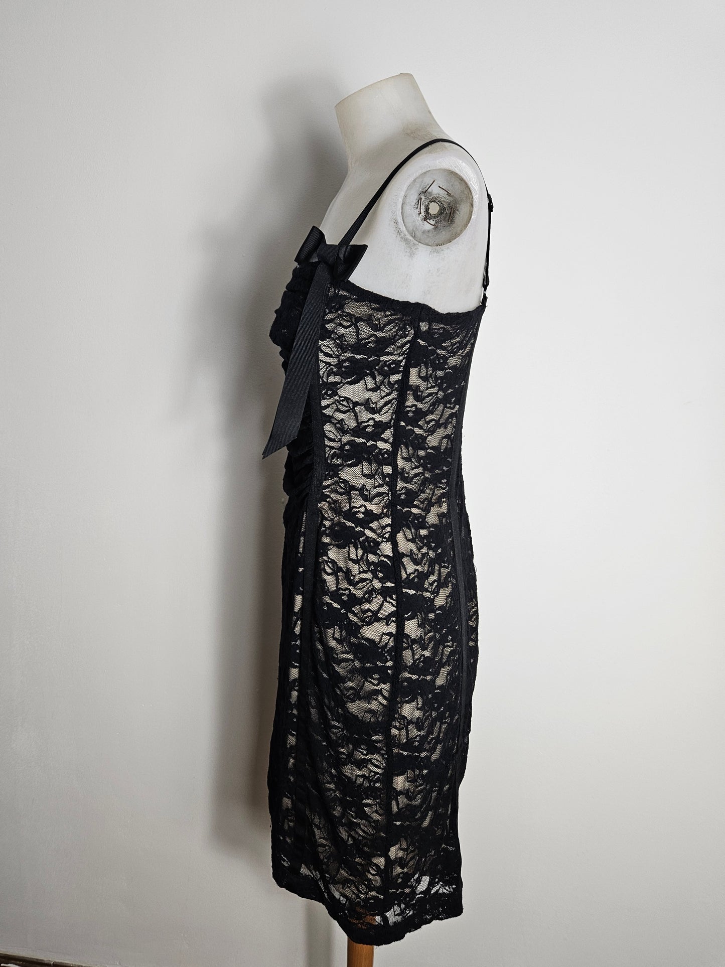 Robe en dentelle noire sur fond beige