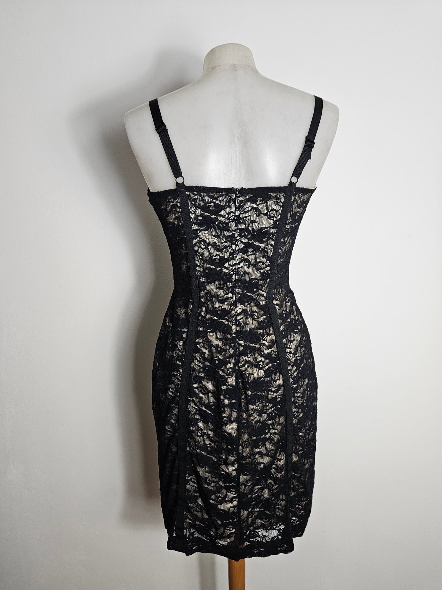 Robe en dentelle noire sur fond beige