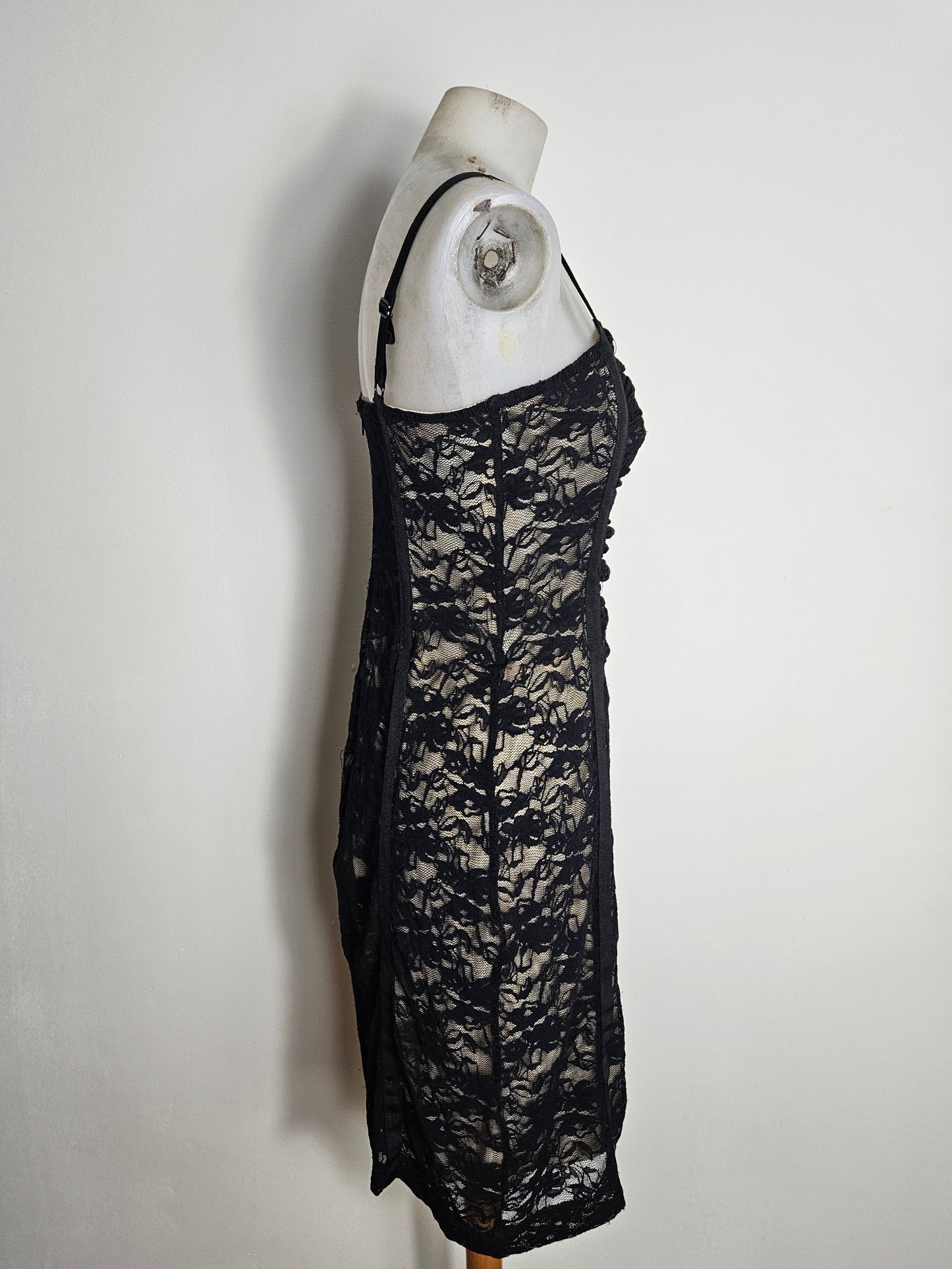 Robe en dentelle noire sur fond beige
