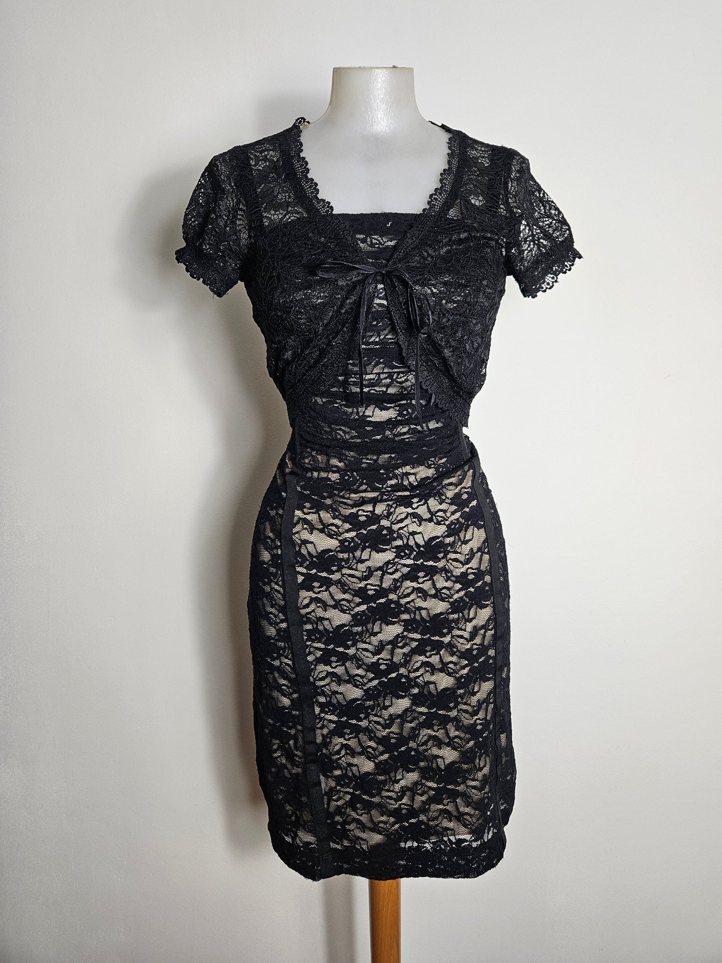 Robe en dentelle noire sur fond beige