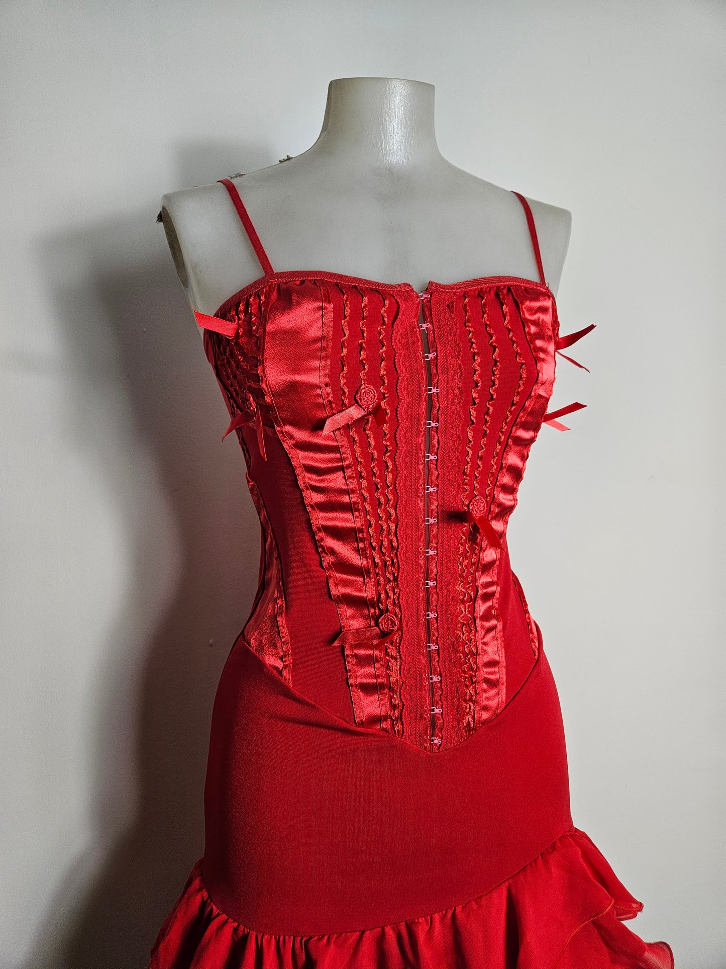 Robe rouge à volants haut effet corset