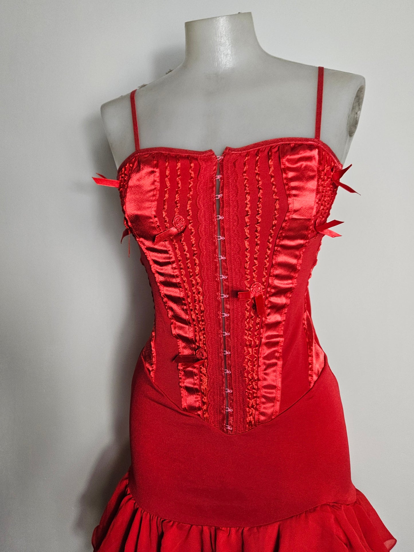 Robe rouge à volants haut effet corset