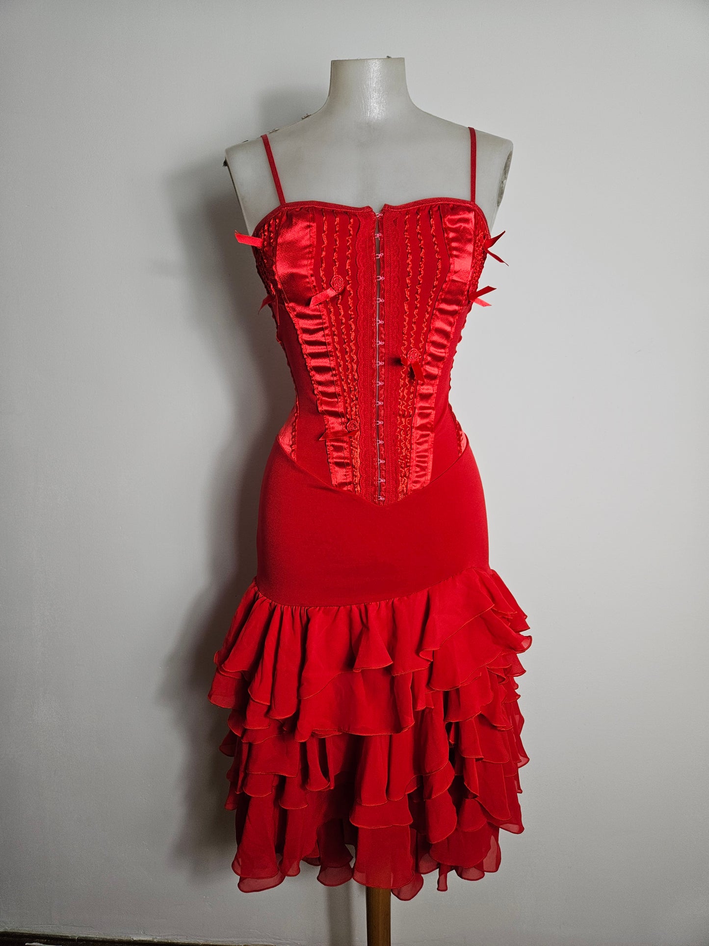 Robe rouge à volants haut effet corset