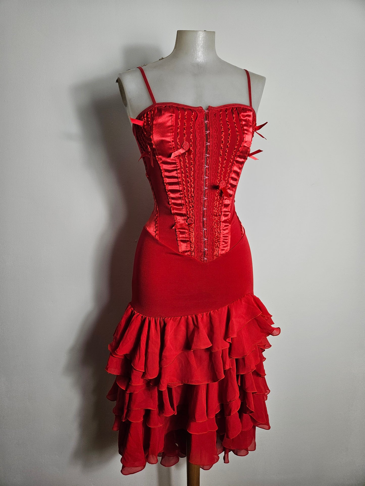 Robe rouge à volants haut effet corset