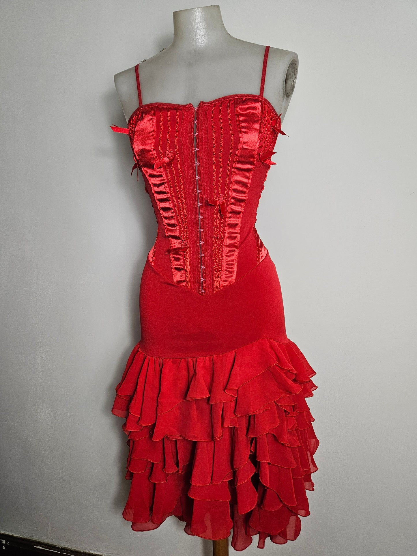 Robe rouge à volants haut effet corset