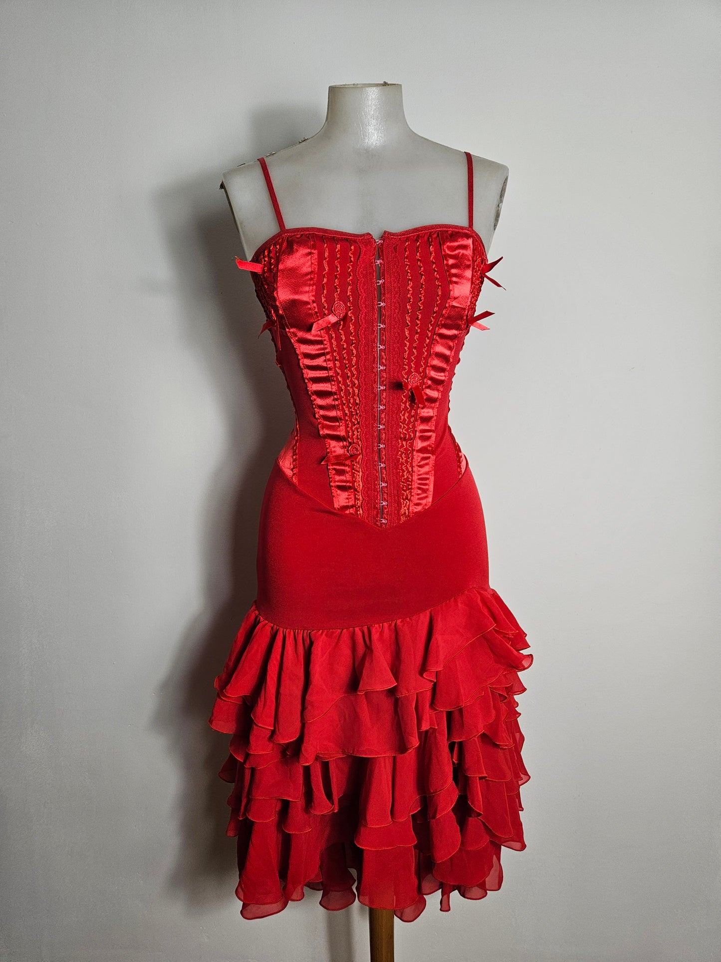 Robe rouge à volants haut effet corset