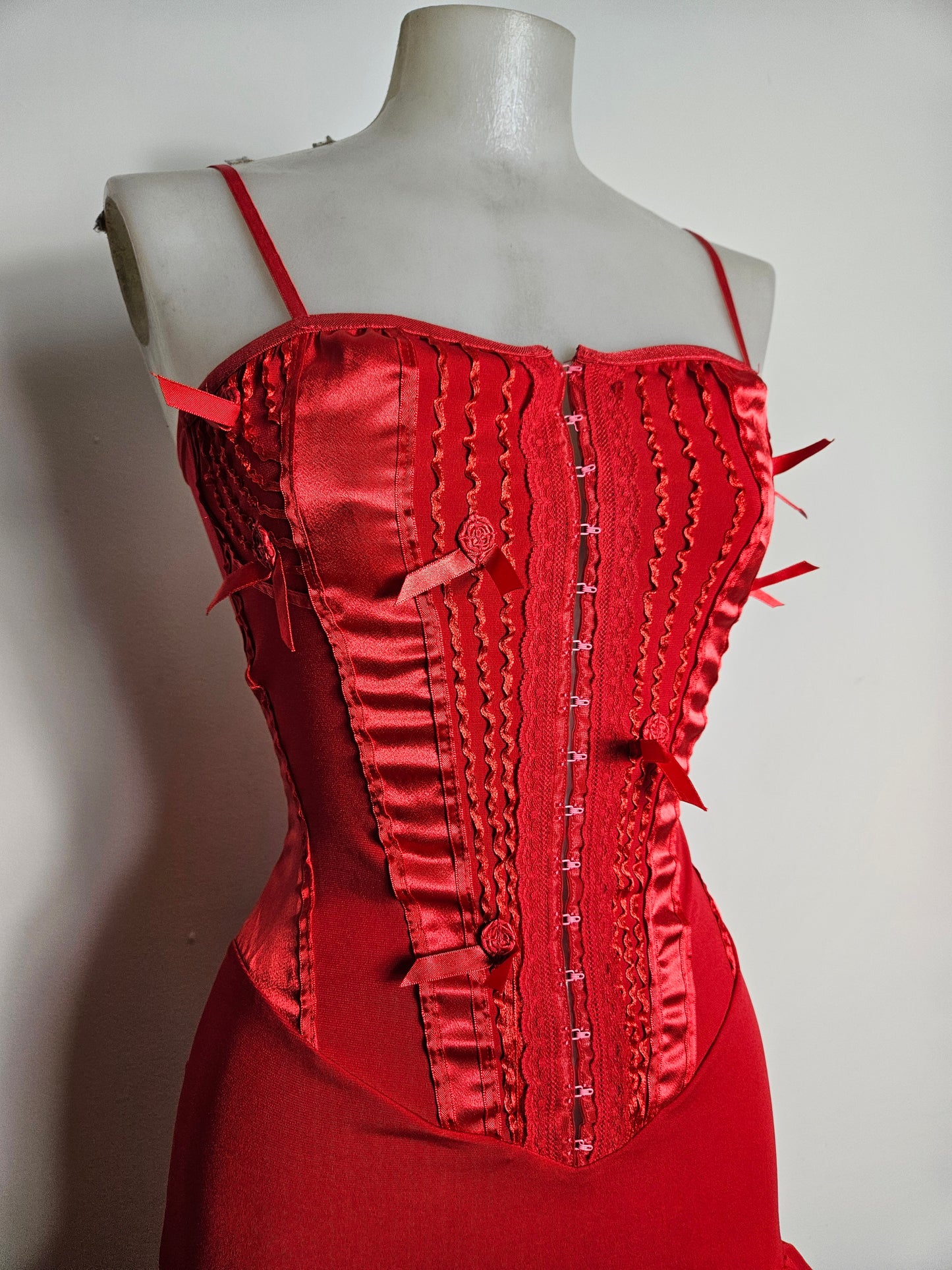 Robe rouge à volants haut effet corset