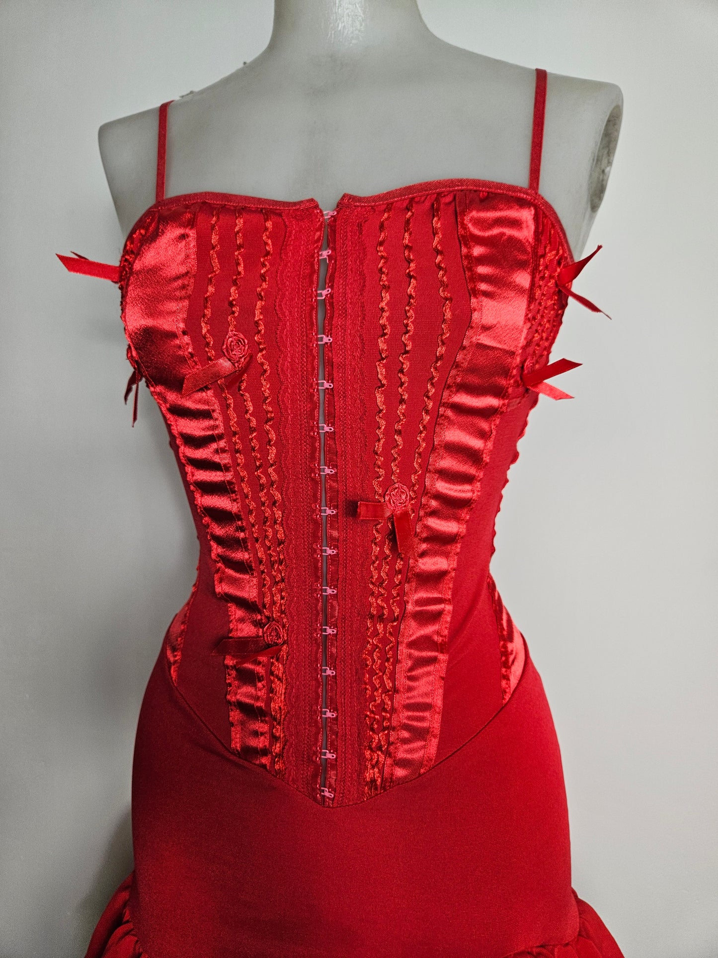 Robe rouge à volants haut effet corset