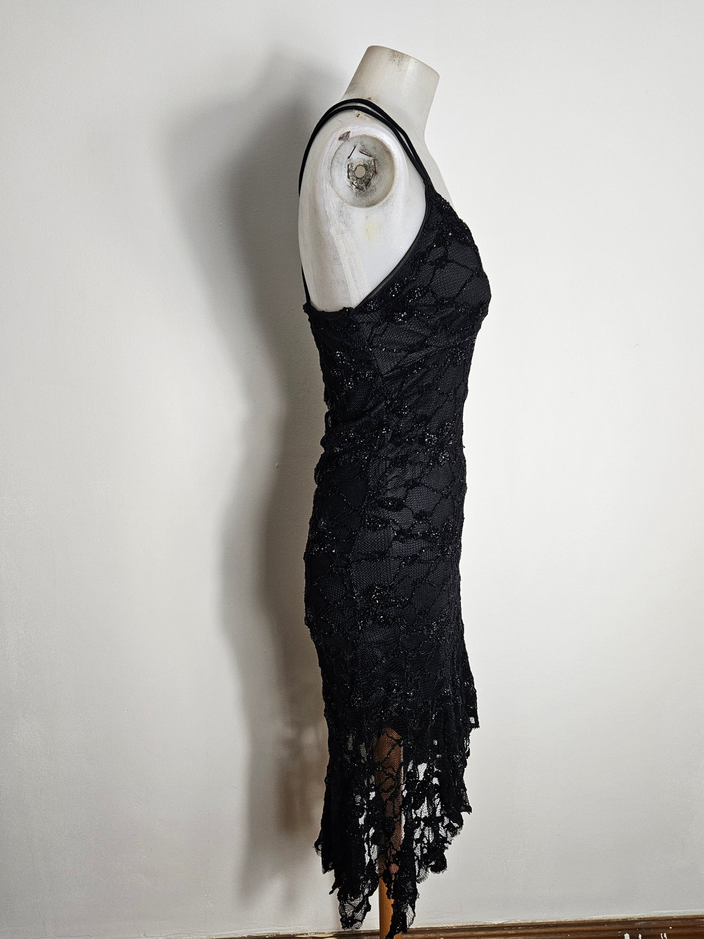 Robe asymétrique en dentelle noire