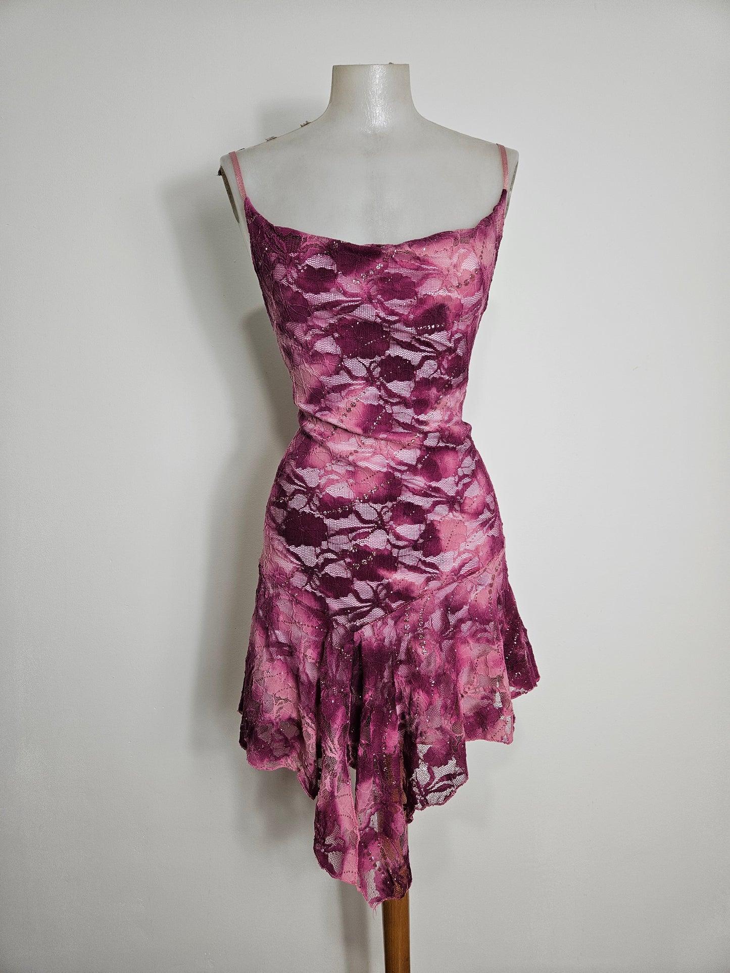 Robe asymétrique dentelle violette et rose