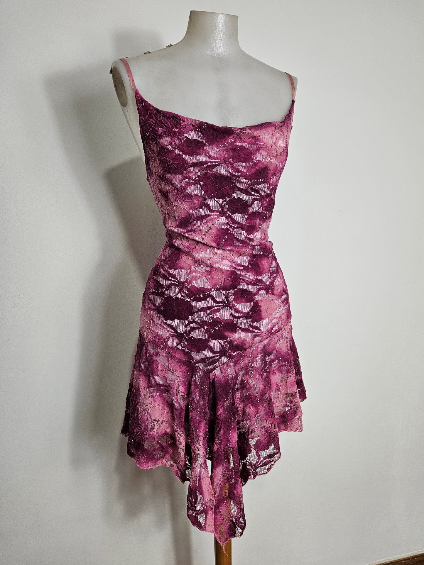 Robe asymétrique dentelle violette et rose