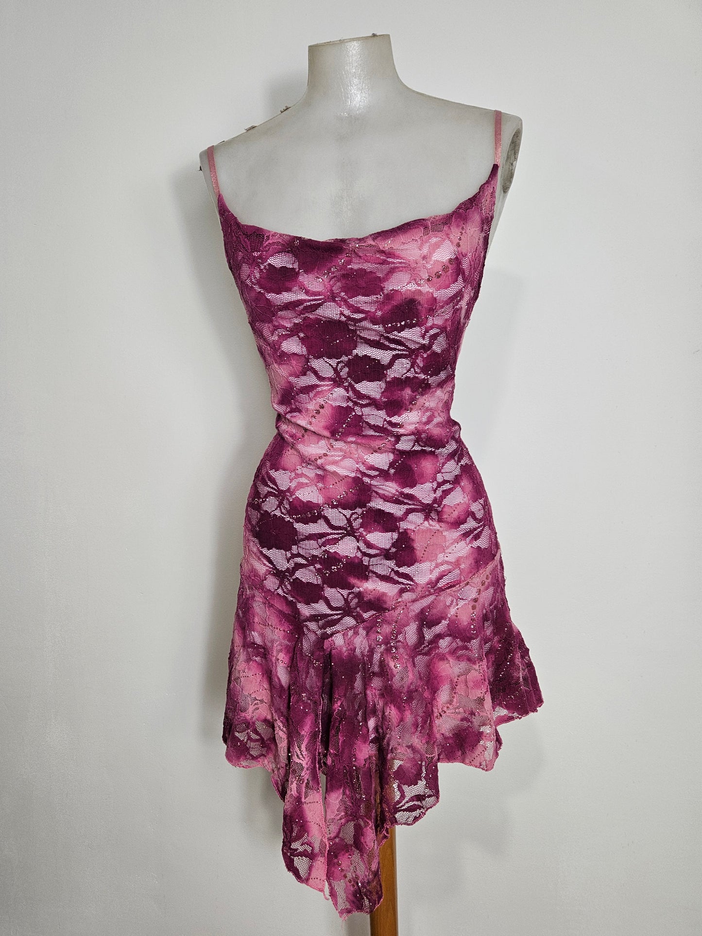 Robe asymétrique dentelle violette et rose