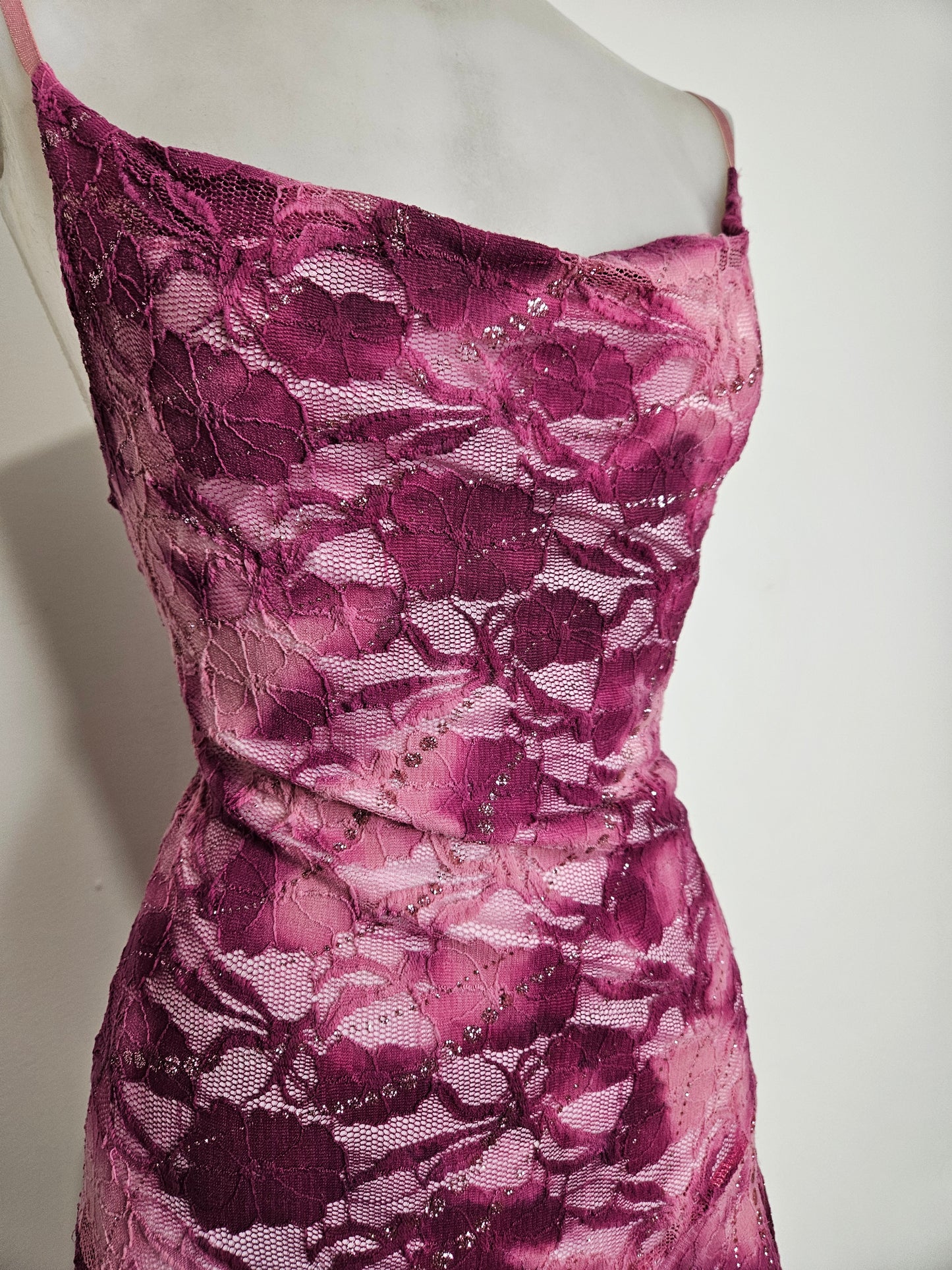 Robe asymétrique dentelle violette et rose