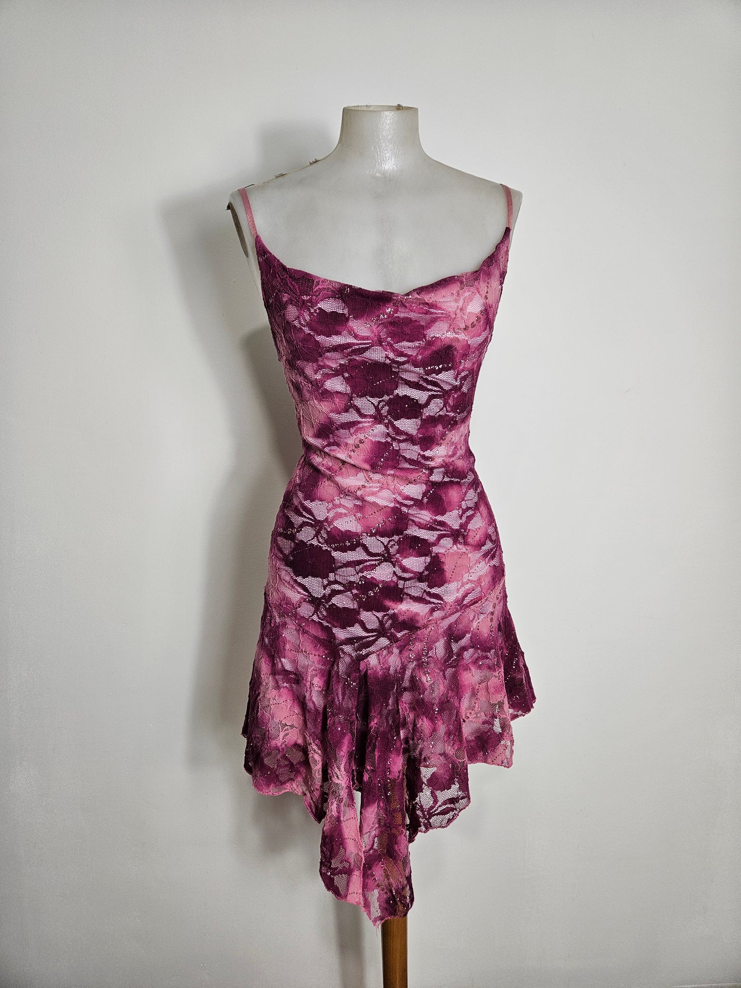 Robe asymétrique dentelle violette et rose