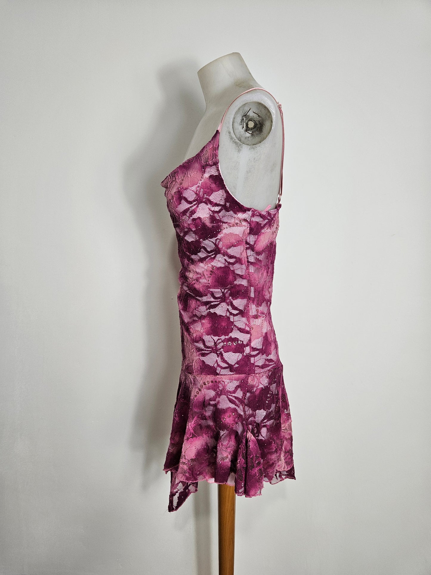 Robe asymétrique dentelle violette et rose