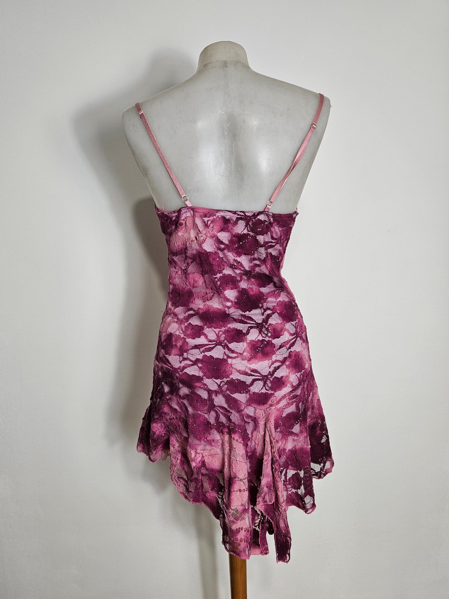 Robe asymétrique dentelle violette et rose
