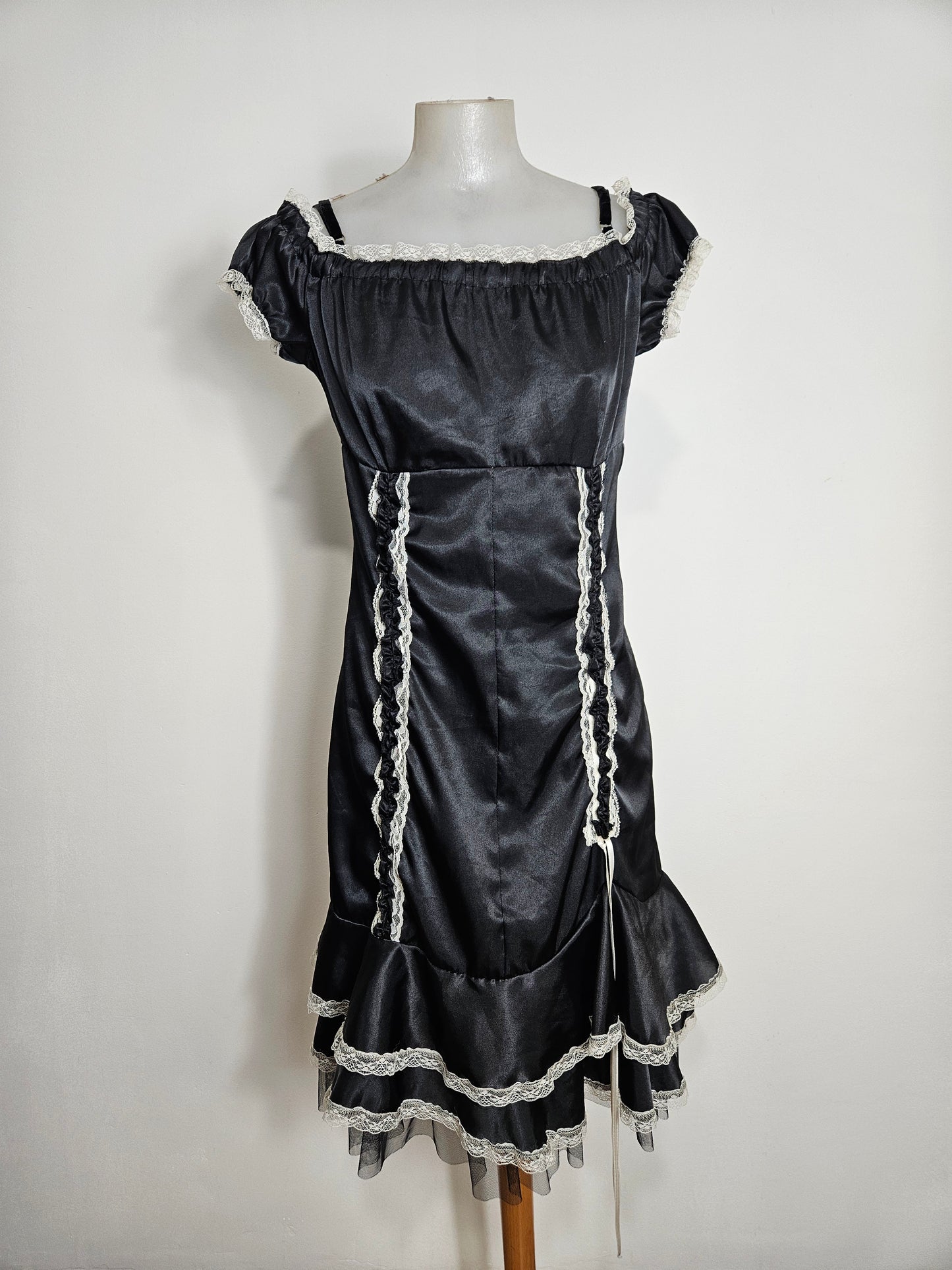 Robe satinée noire à laçage blanc