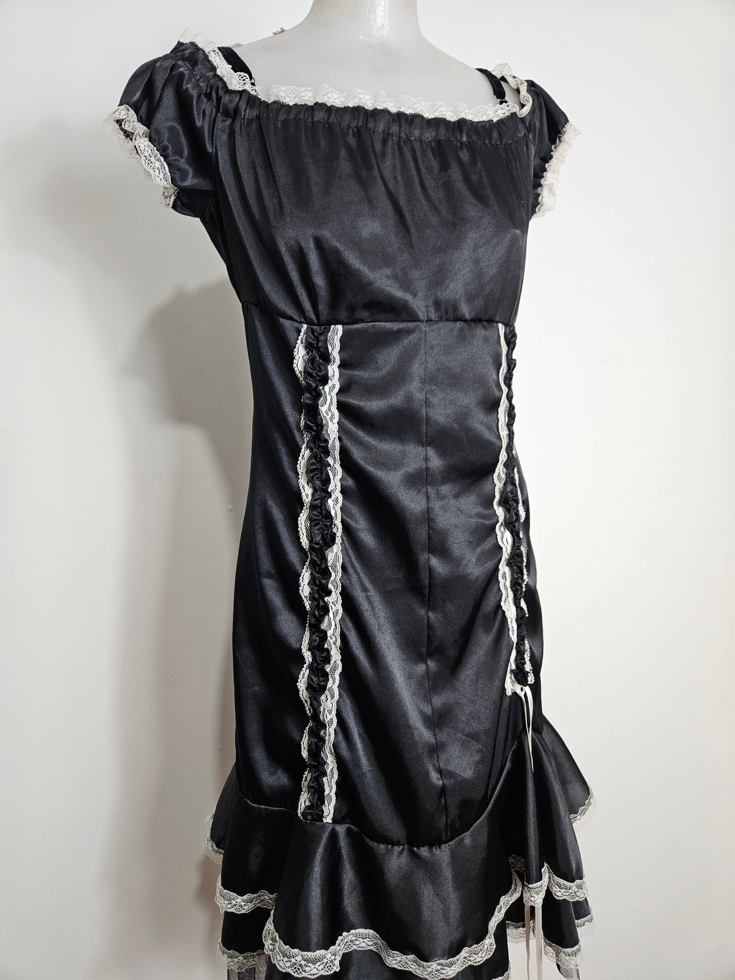 Robe satinée noire à laçage blanc