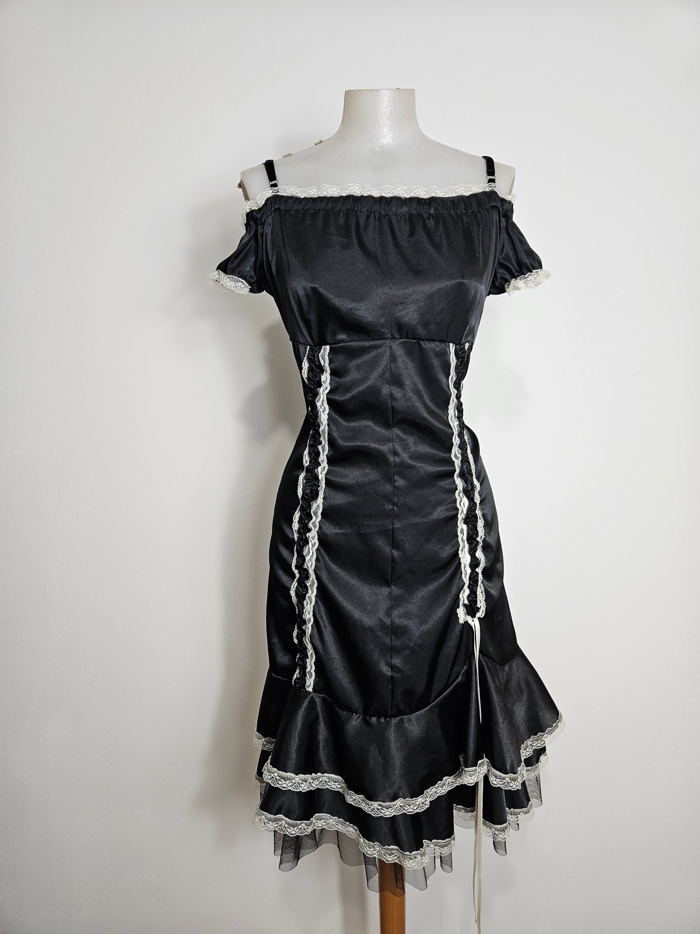 Robe satinée noire à laçage blanc