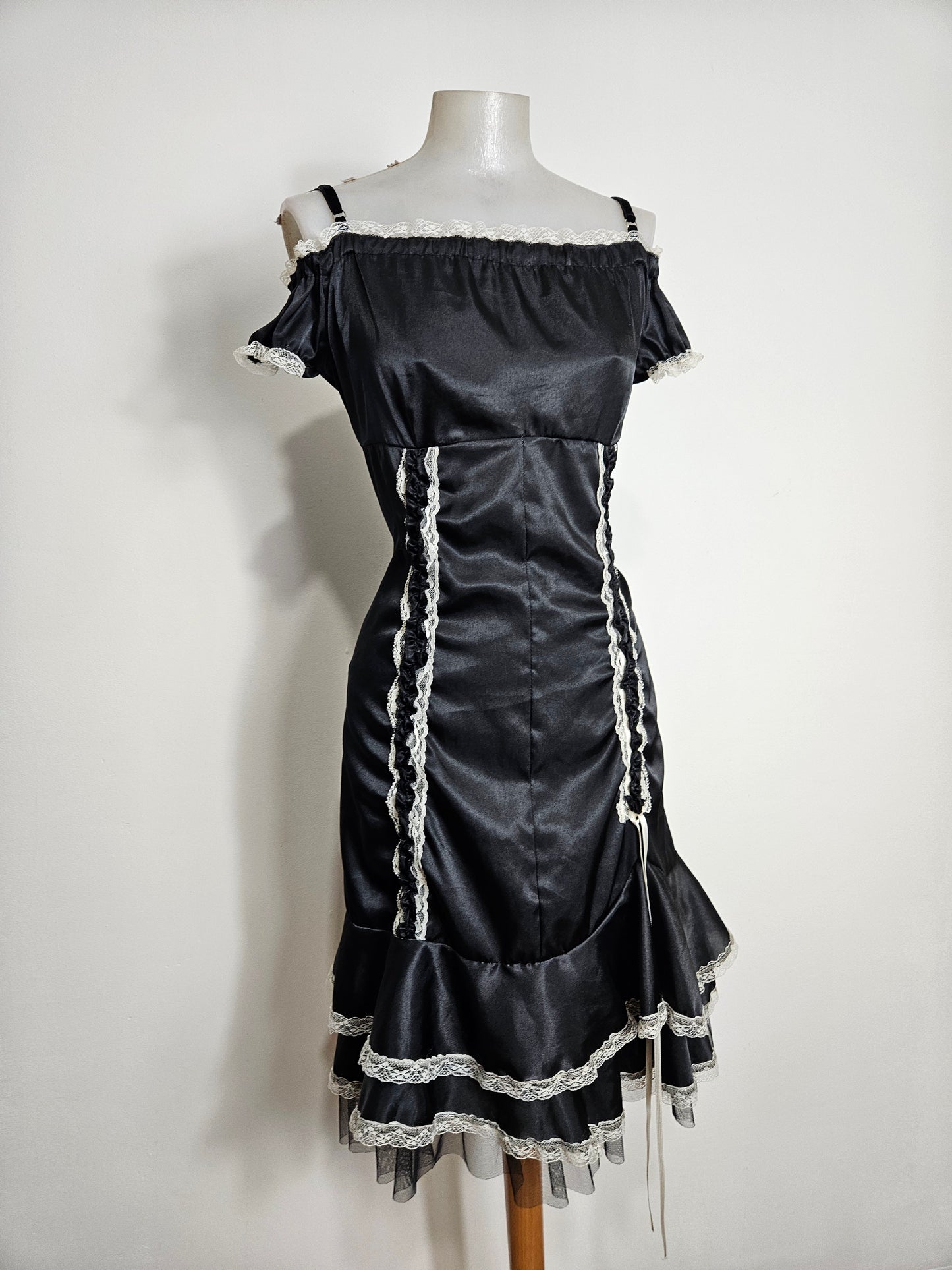 Robe satinée noire à laçage blanc