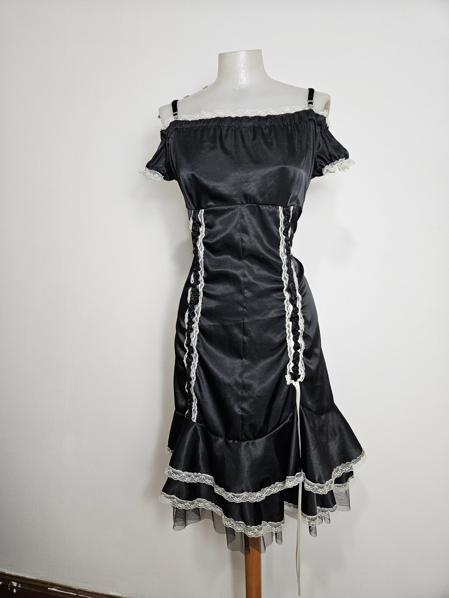 Robe satinée noire à laçage blanc