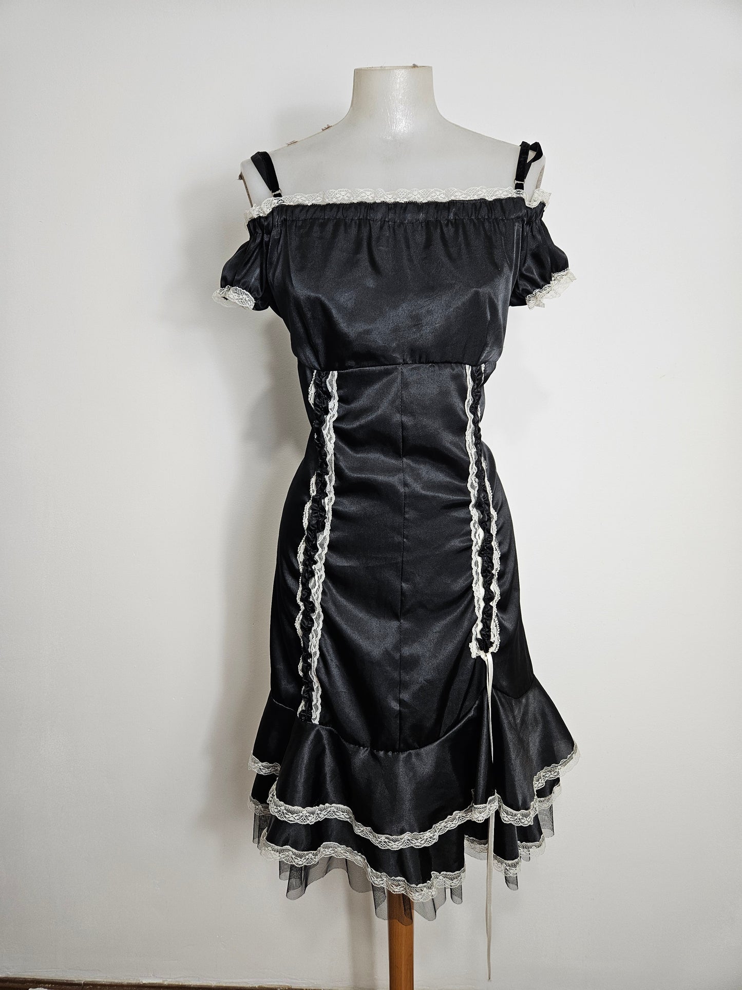 Robe satinée noire à laçage blanc