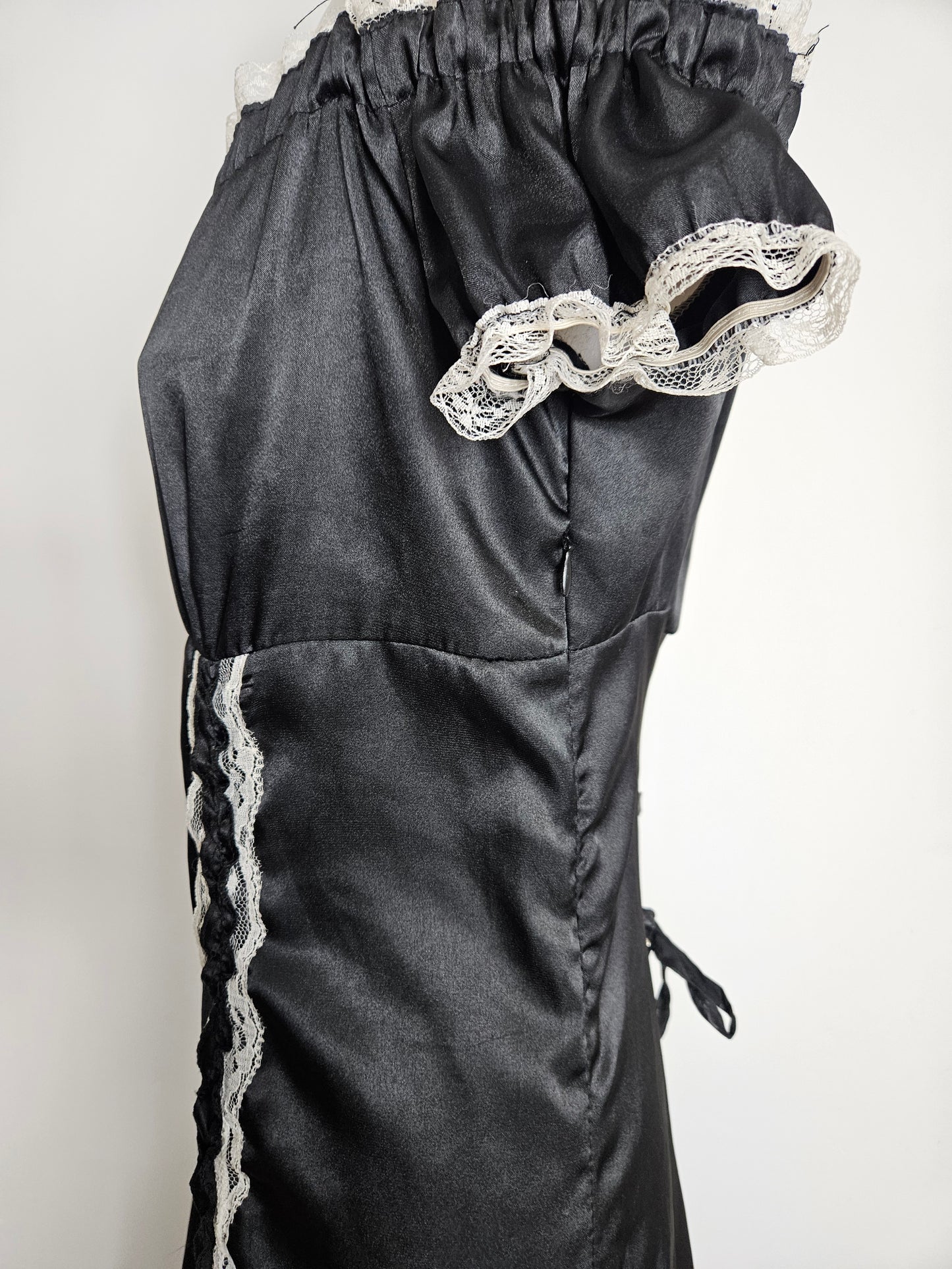 Robe satinée noire à laçage blanc