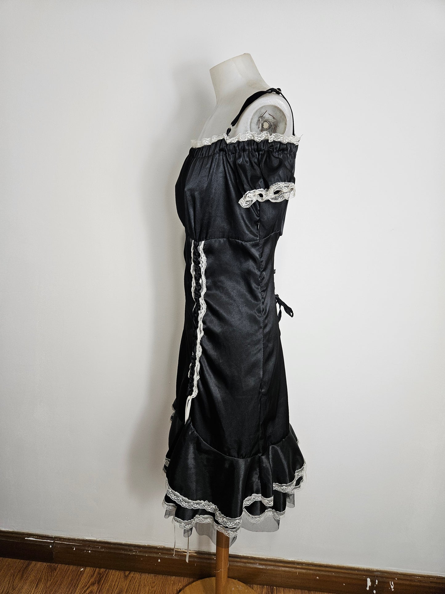 Robe satinée noire à laçage blanc
