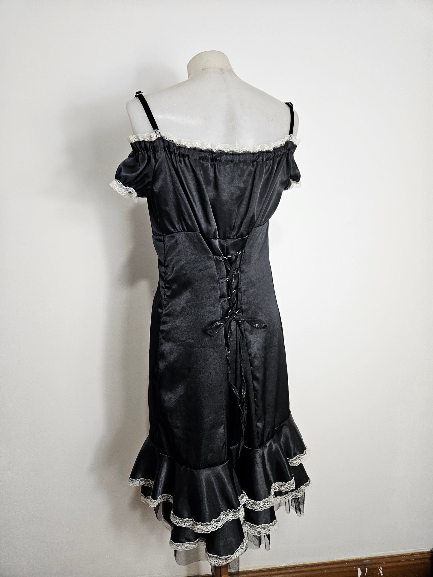 Robe satinée noire à laçage blanc