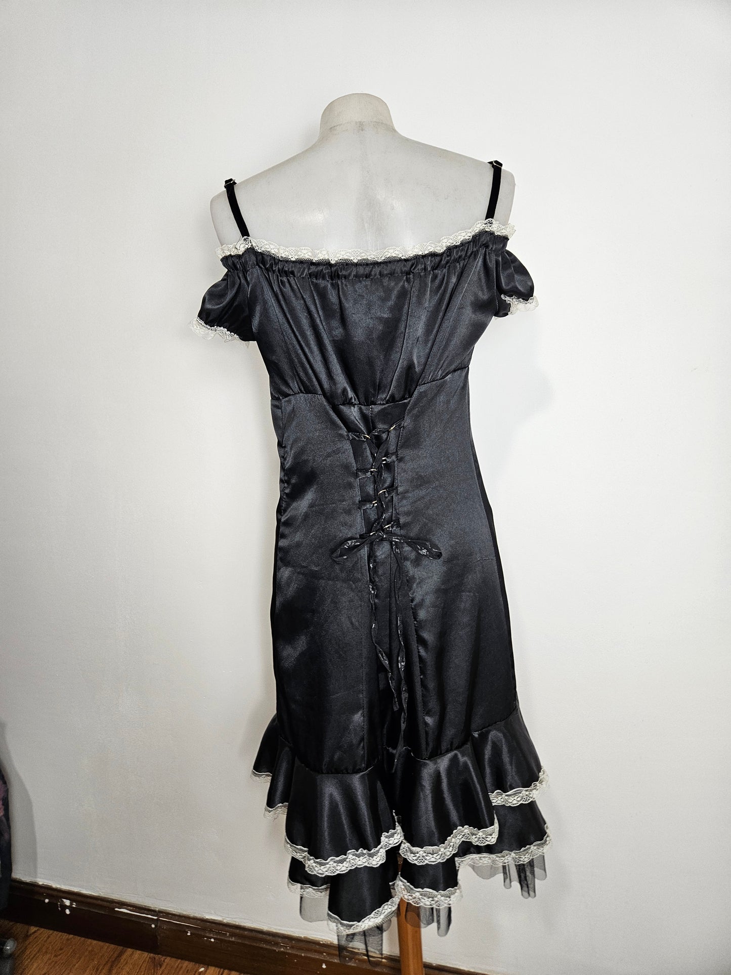 Robe satinée noire à laçage blanc