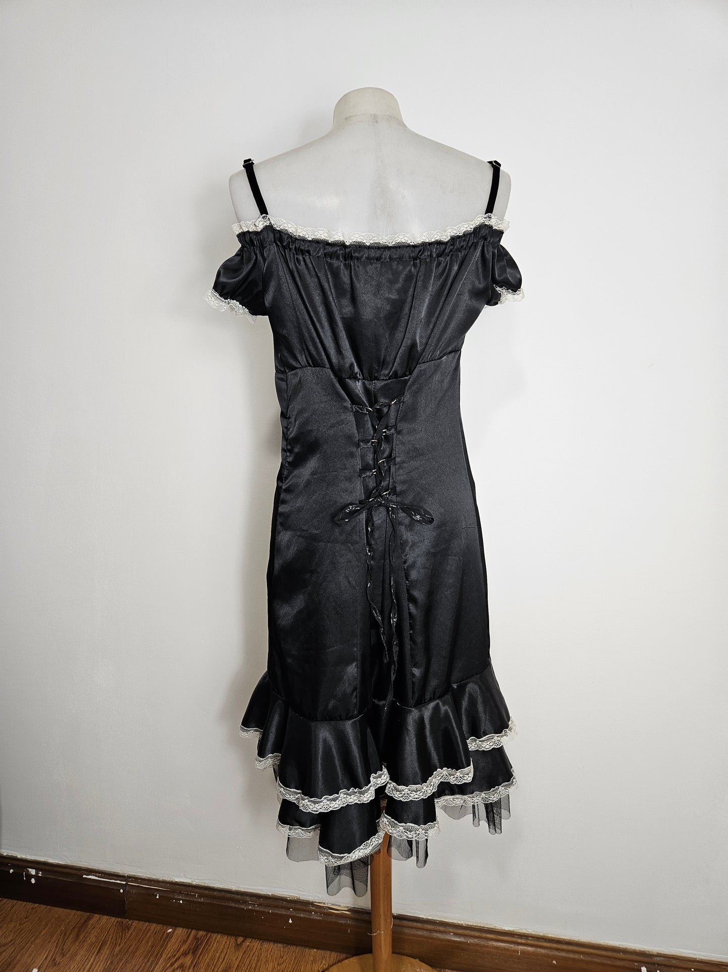 Robe satinée noire à laçage blanc