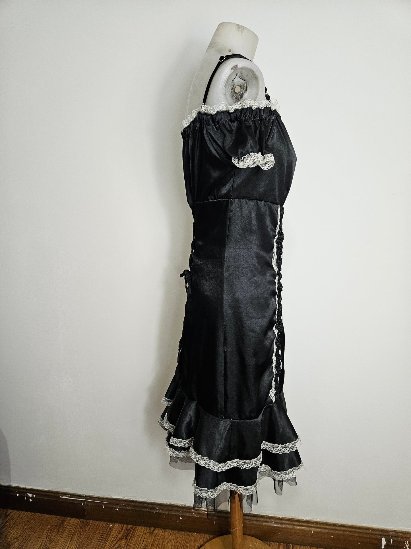 Robe satinée noire à laçage blanc