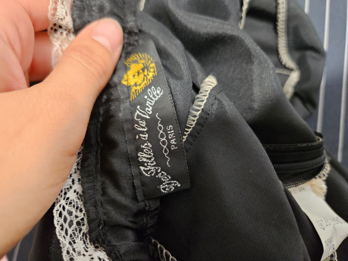 Robe satinée noire à laçage blanc