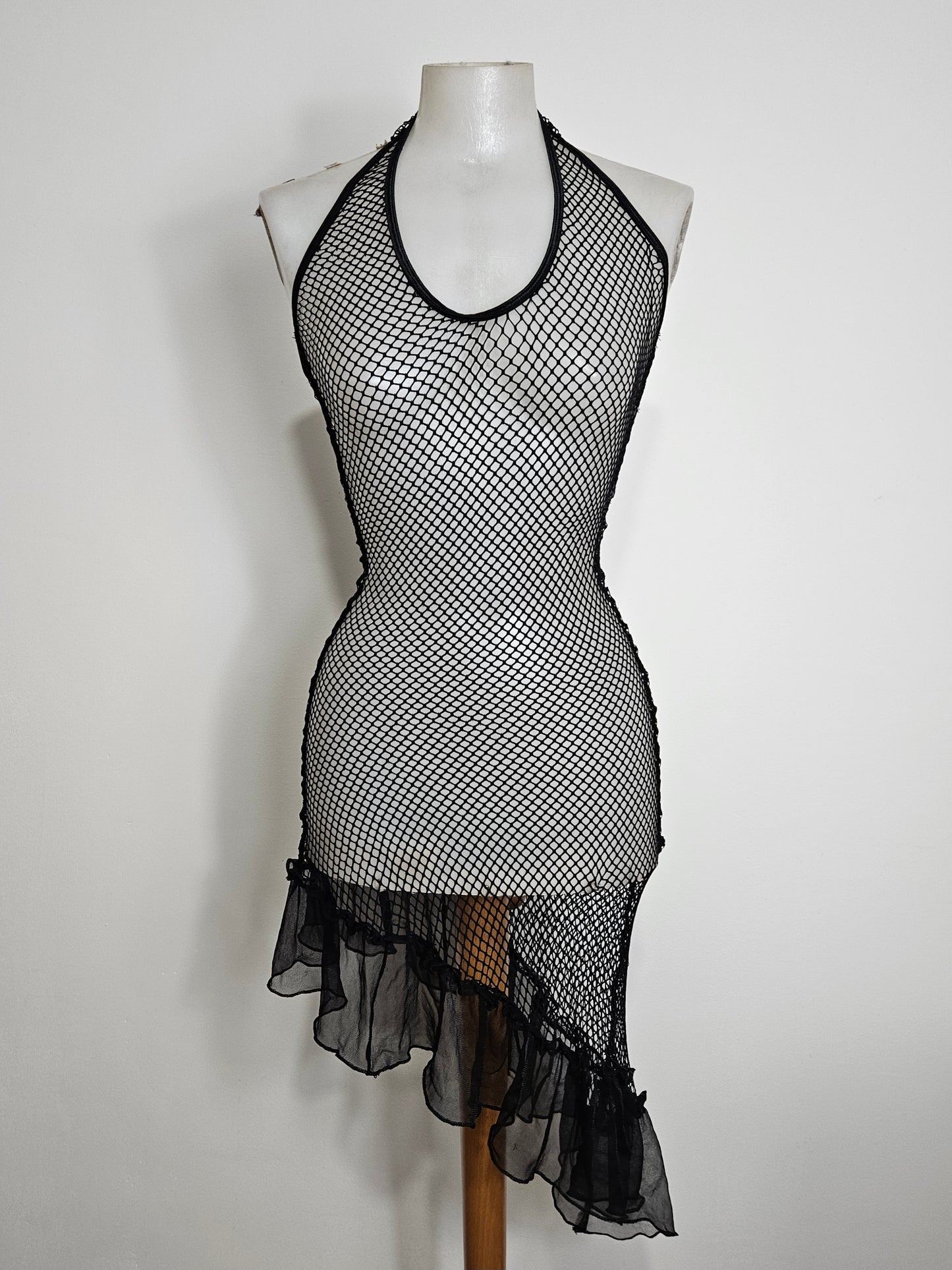 Robe asymétrique dos nu en résille