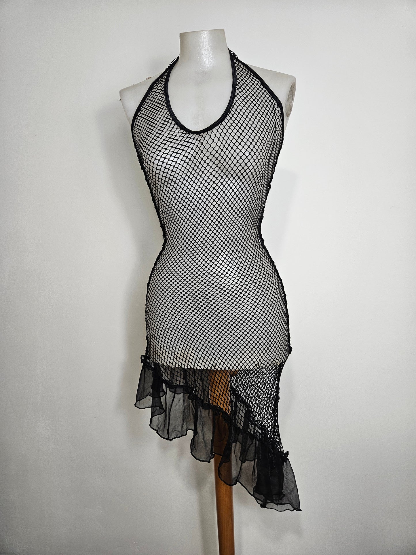 Robe asymétrique dos nu en résille