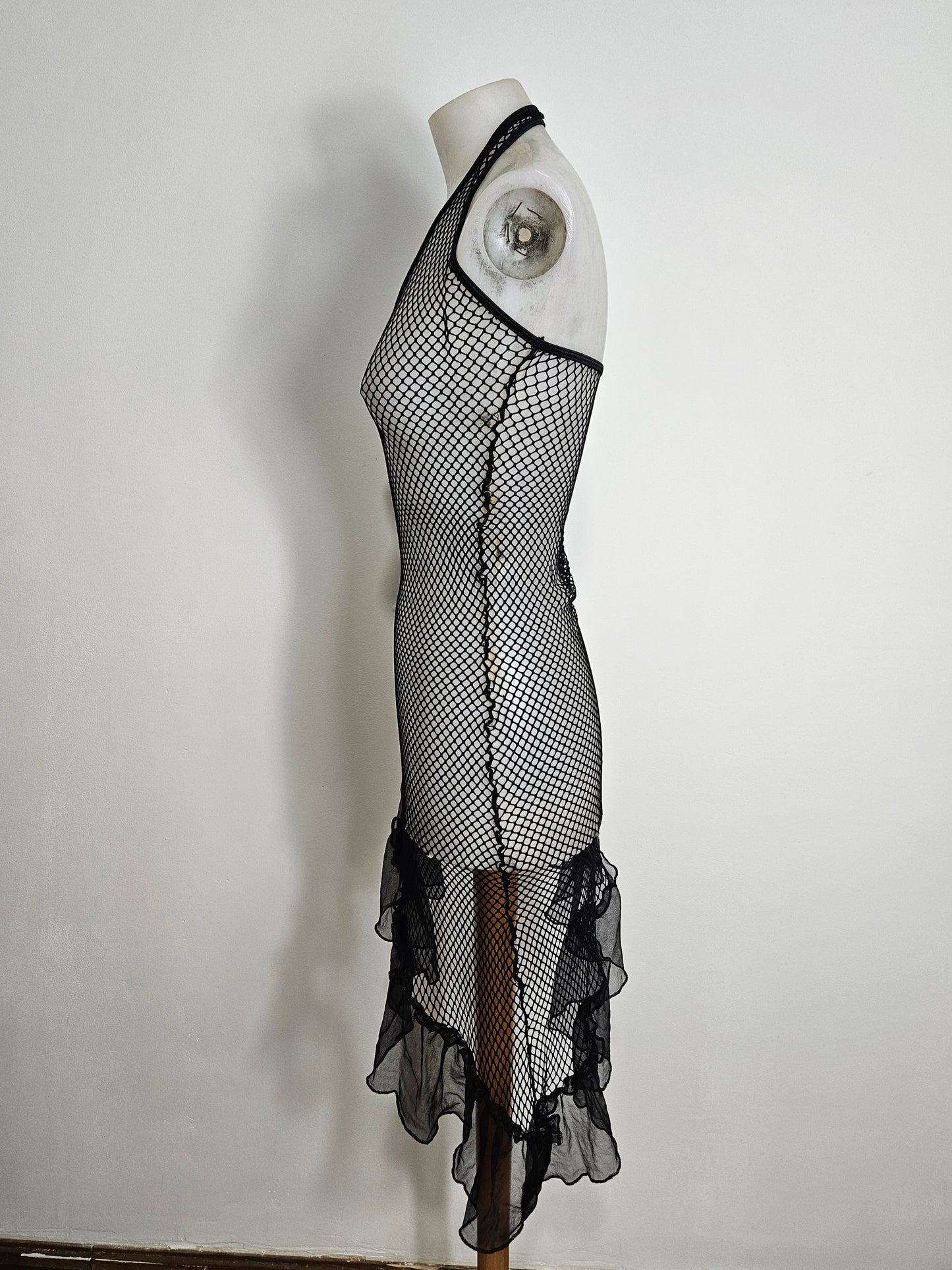 Robe asymétrique dos nu en résille