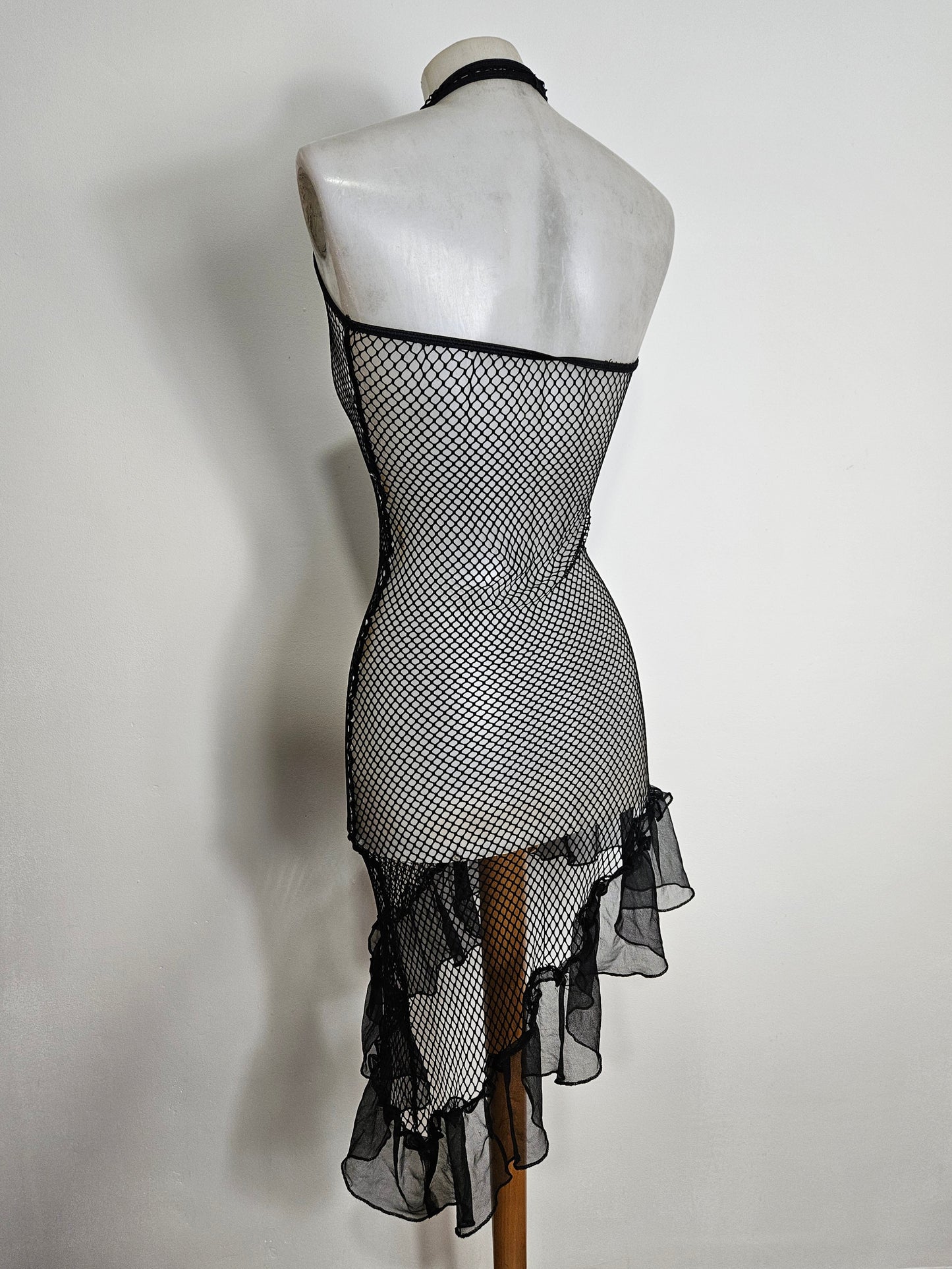 Robe asymétrique dos nu en résille