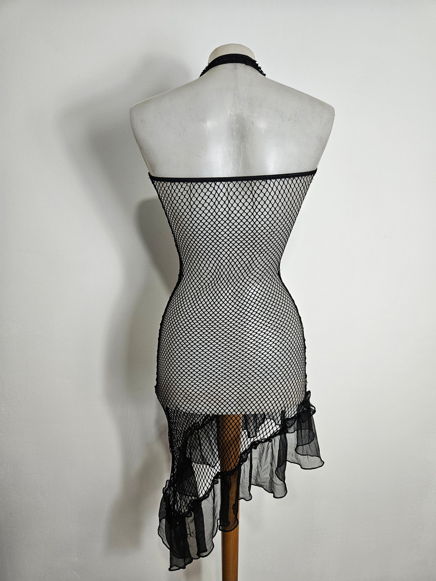 Robe asymétrique dos nu en résille