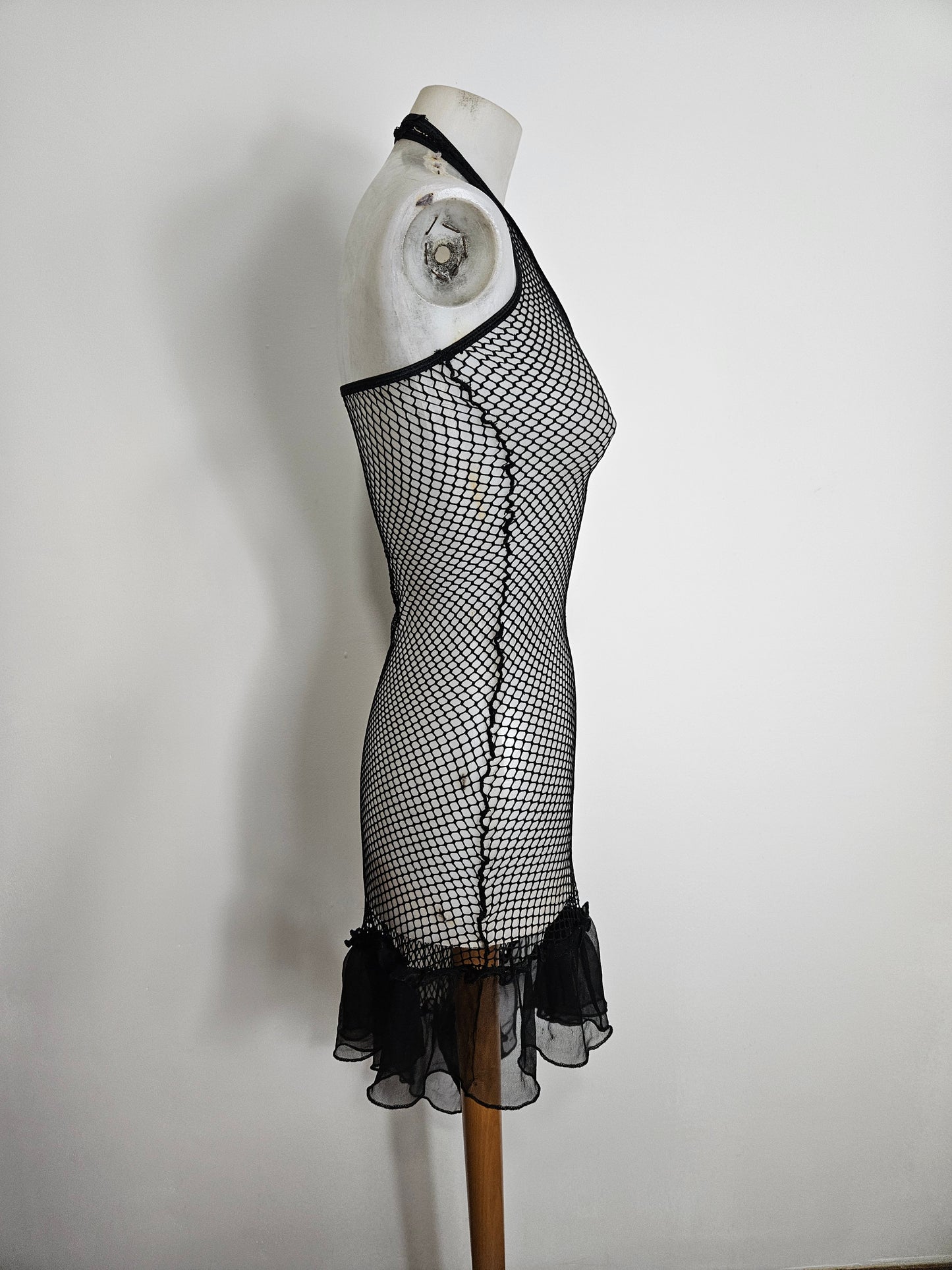 Robe asymétrique dos nu en résille