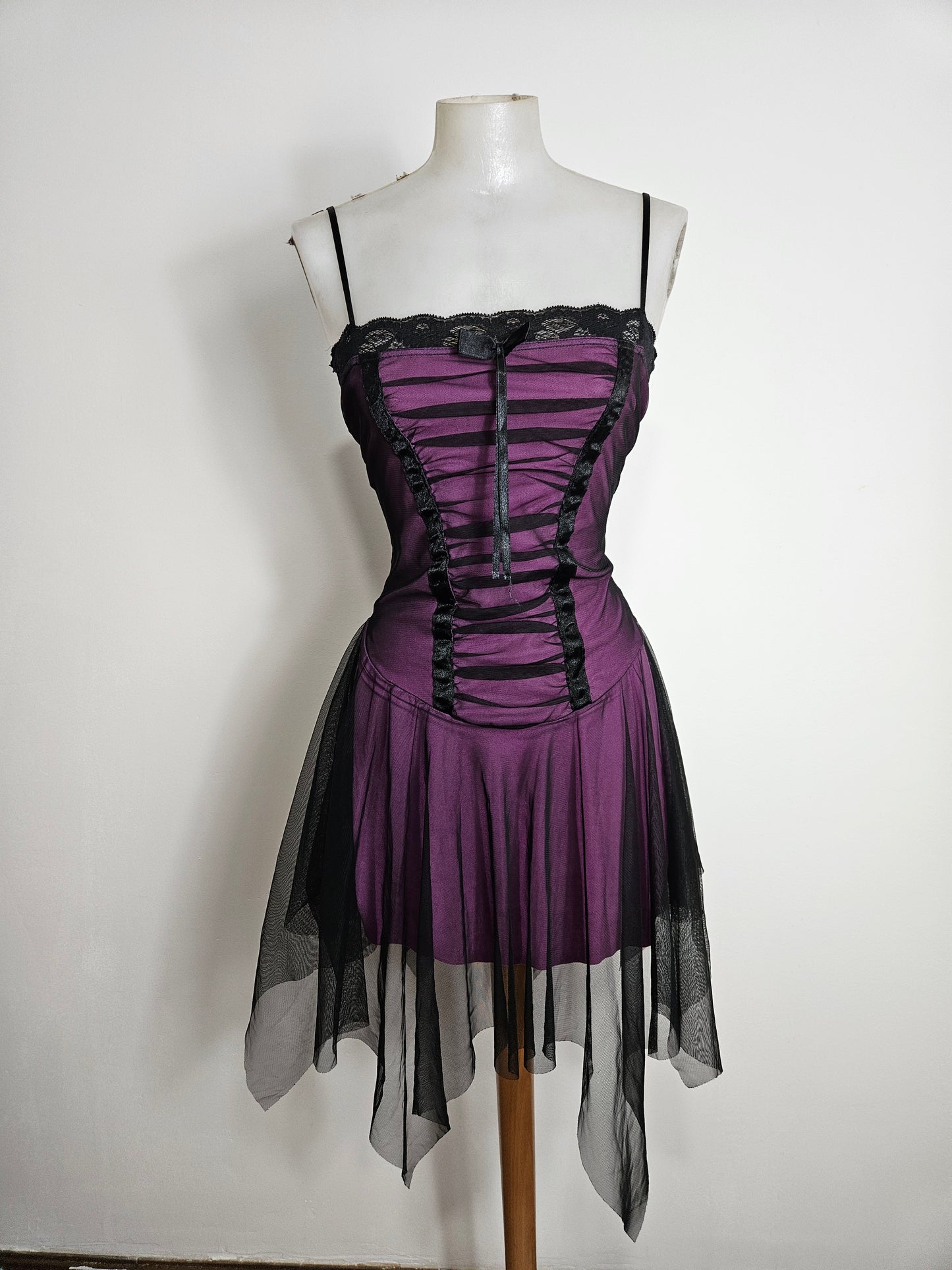 Robe en voile noir doublure violette