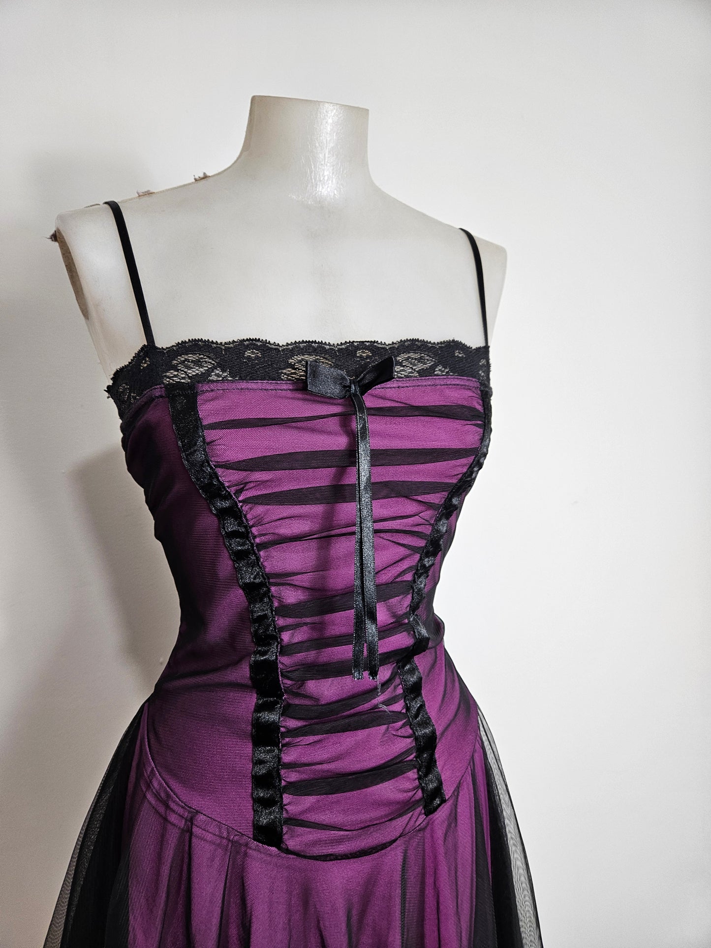 Robe en voile noir doublure violette