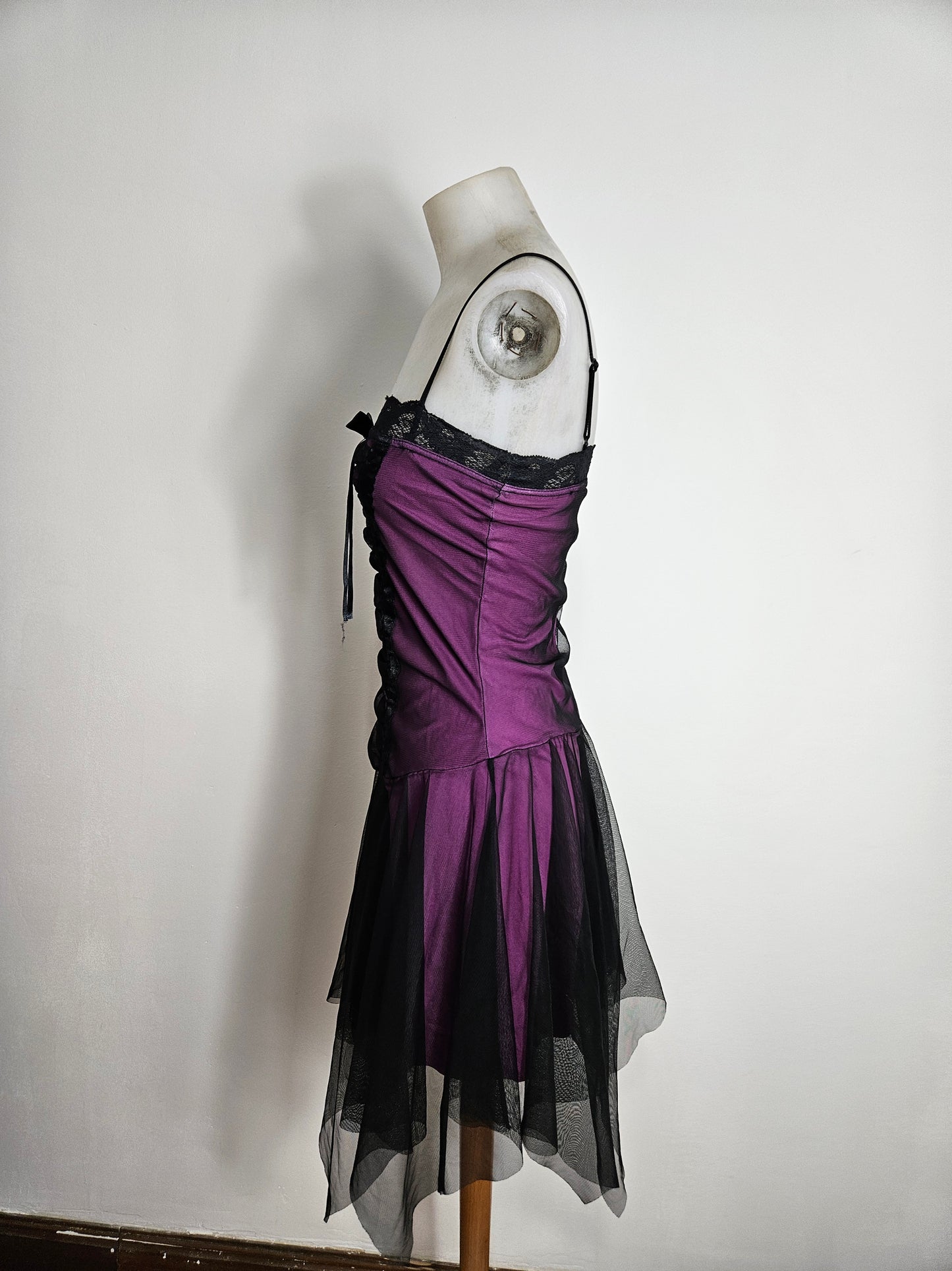 Robe en voile noir doublure violette