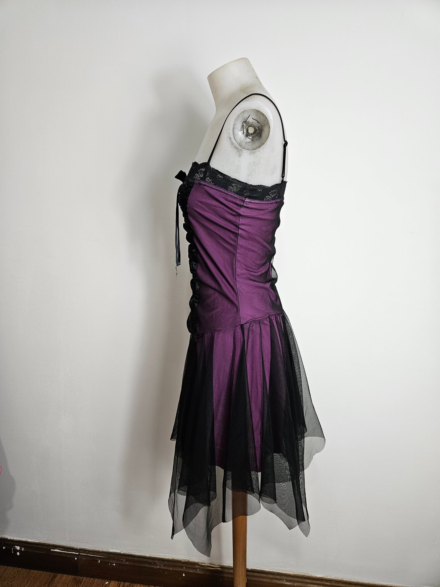 Robe en voile noir doublure violette