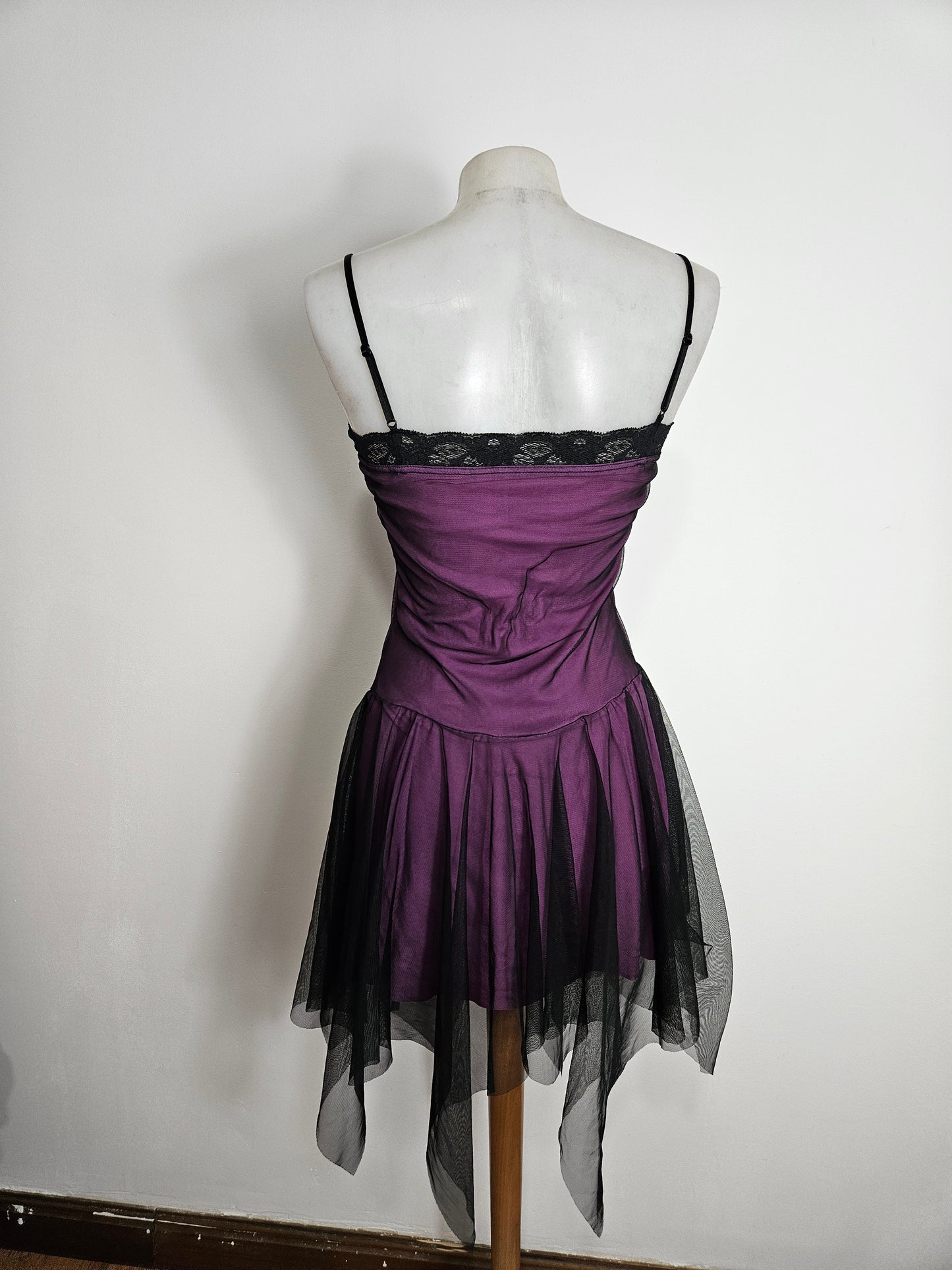 Robe en voile noir doublure violette